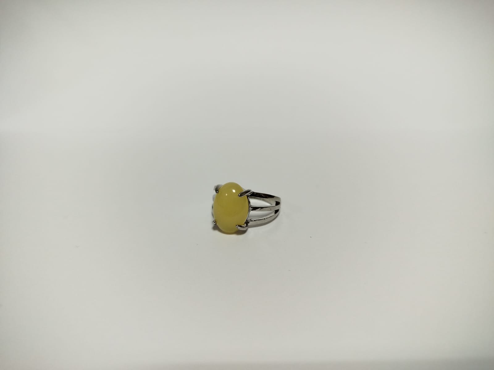 Anillo de plata con piedra amarilla