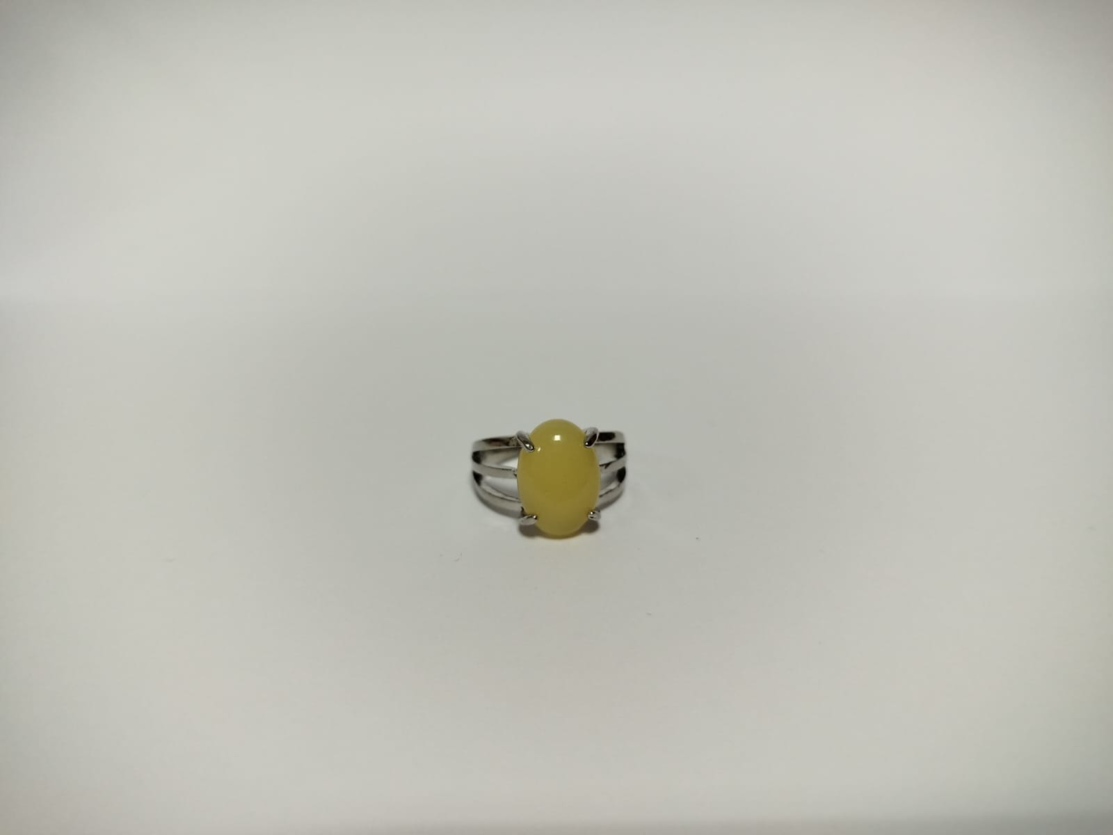 Anillo de plata con piedra amarilla