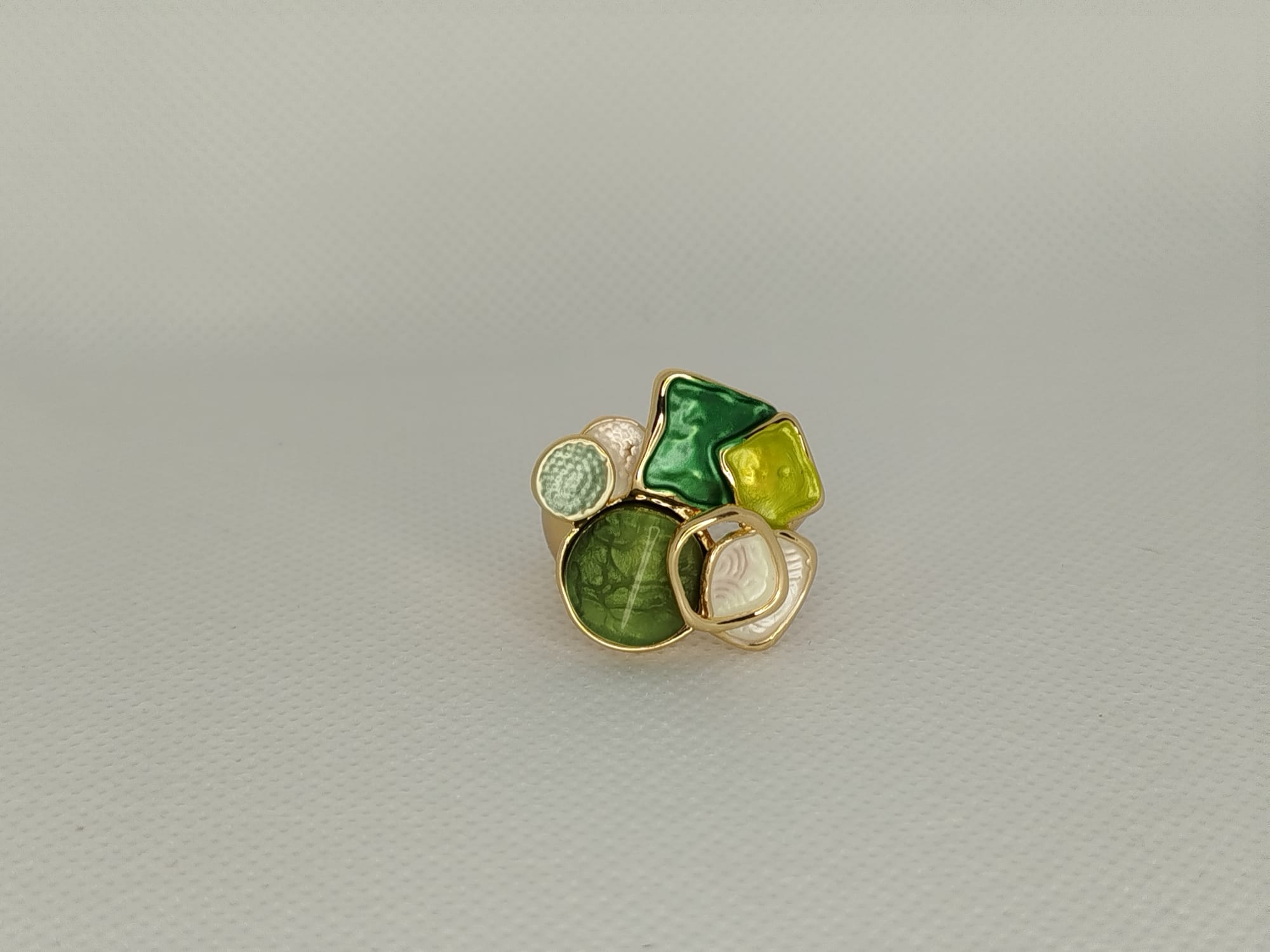 Anillo con piedras naturales