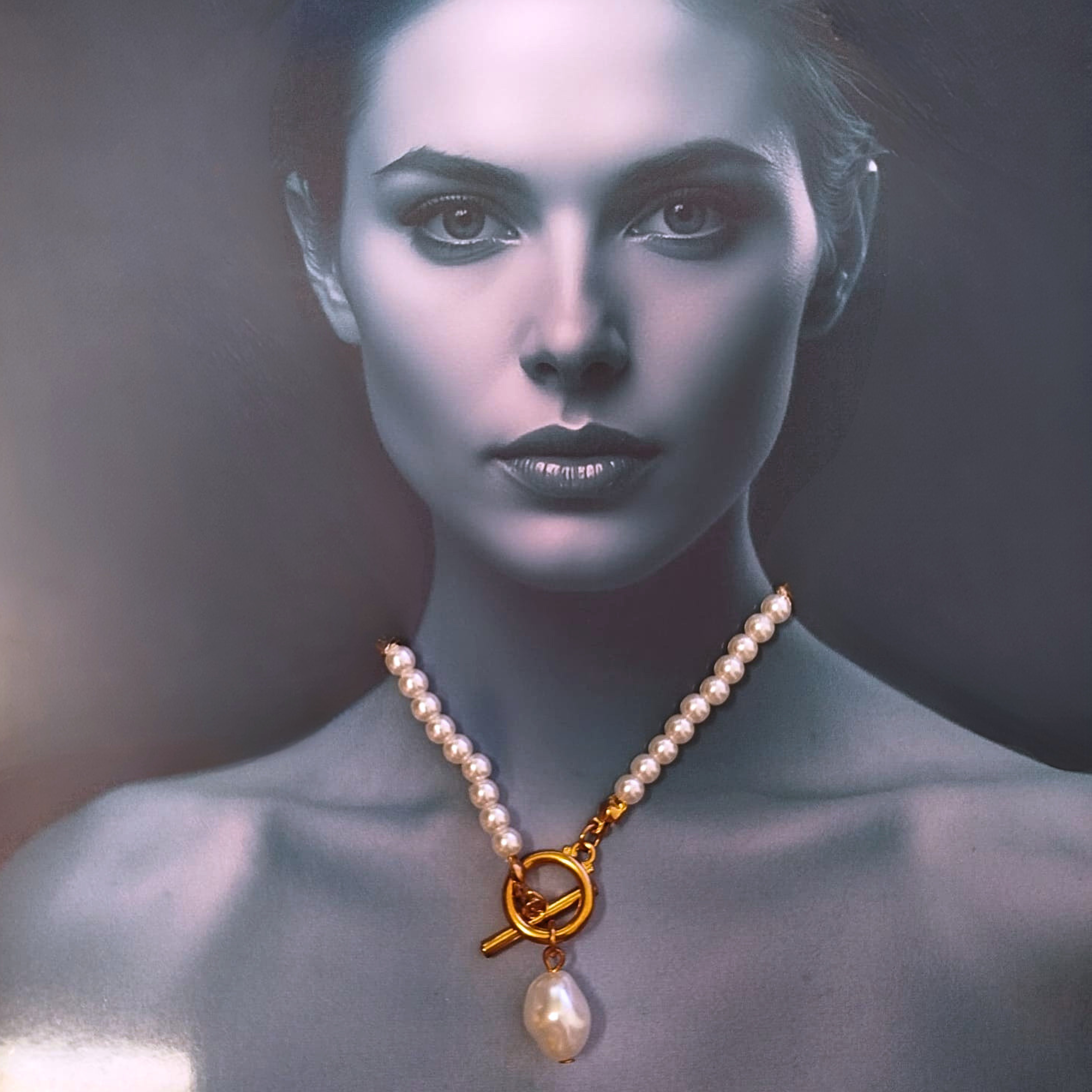 Collar de perlas con colgante dorado