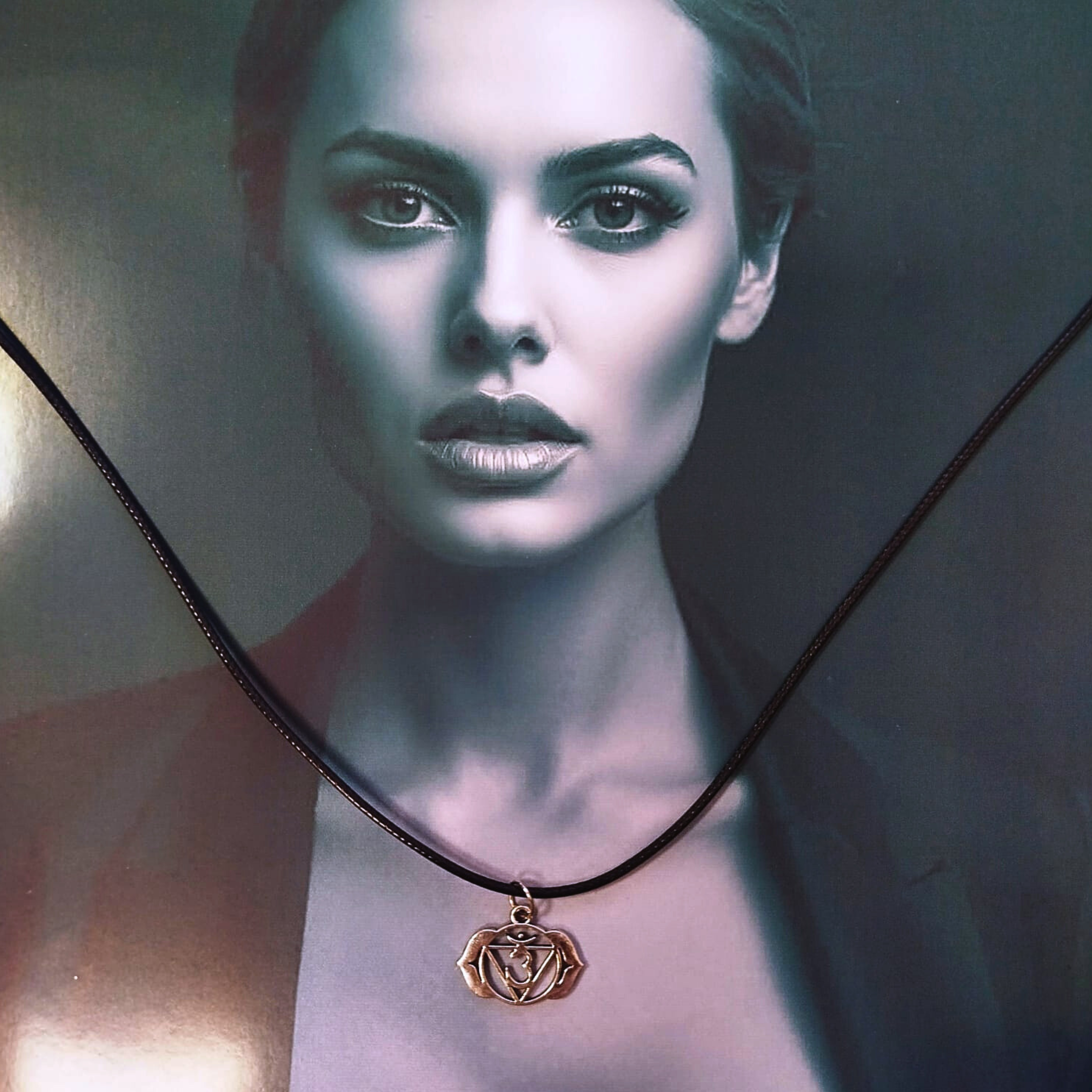 Collar con dije de rosa dorada