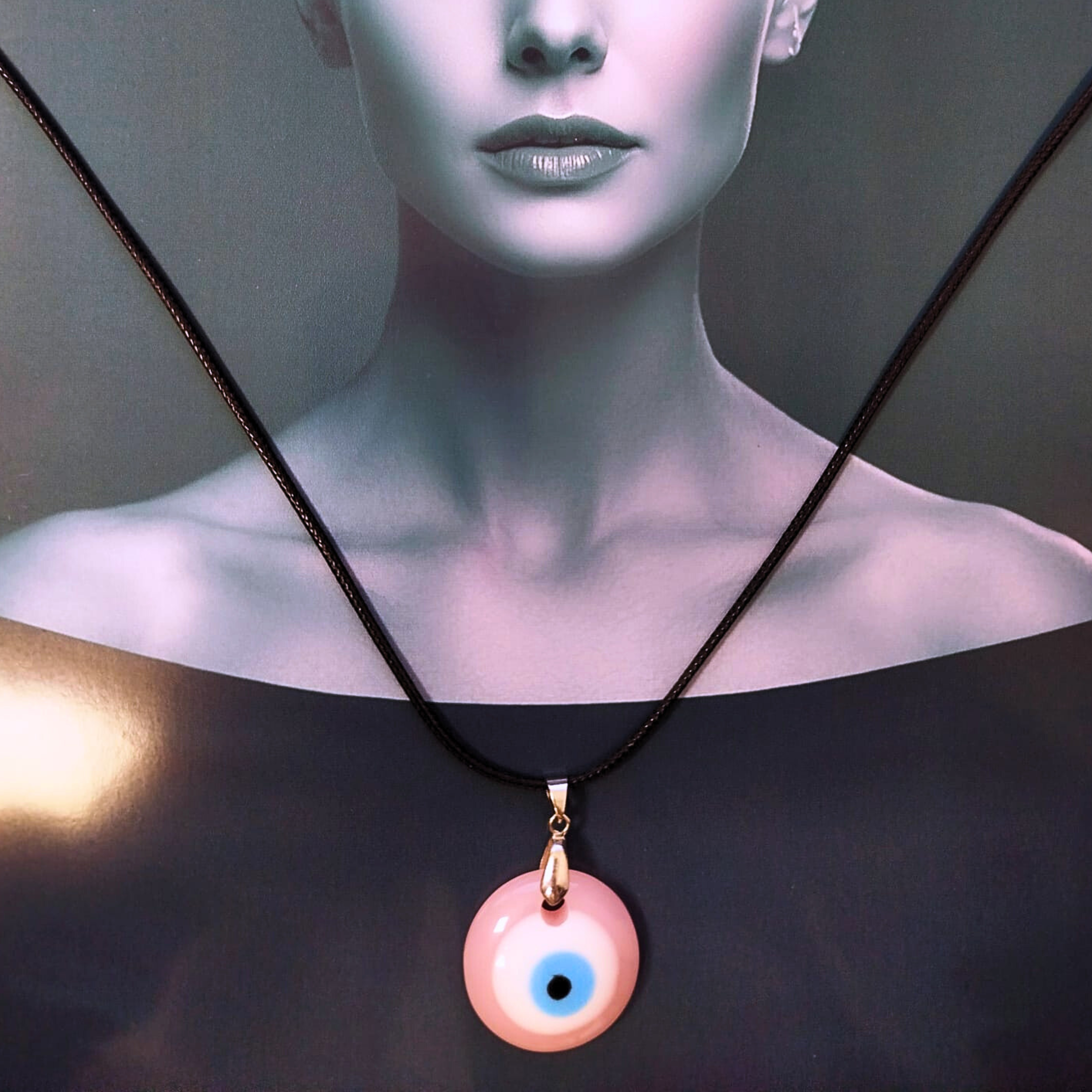 Collar con dije de ojo turco