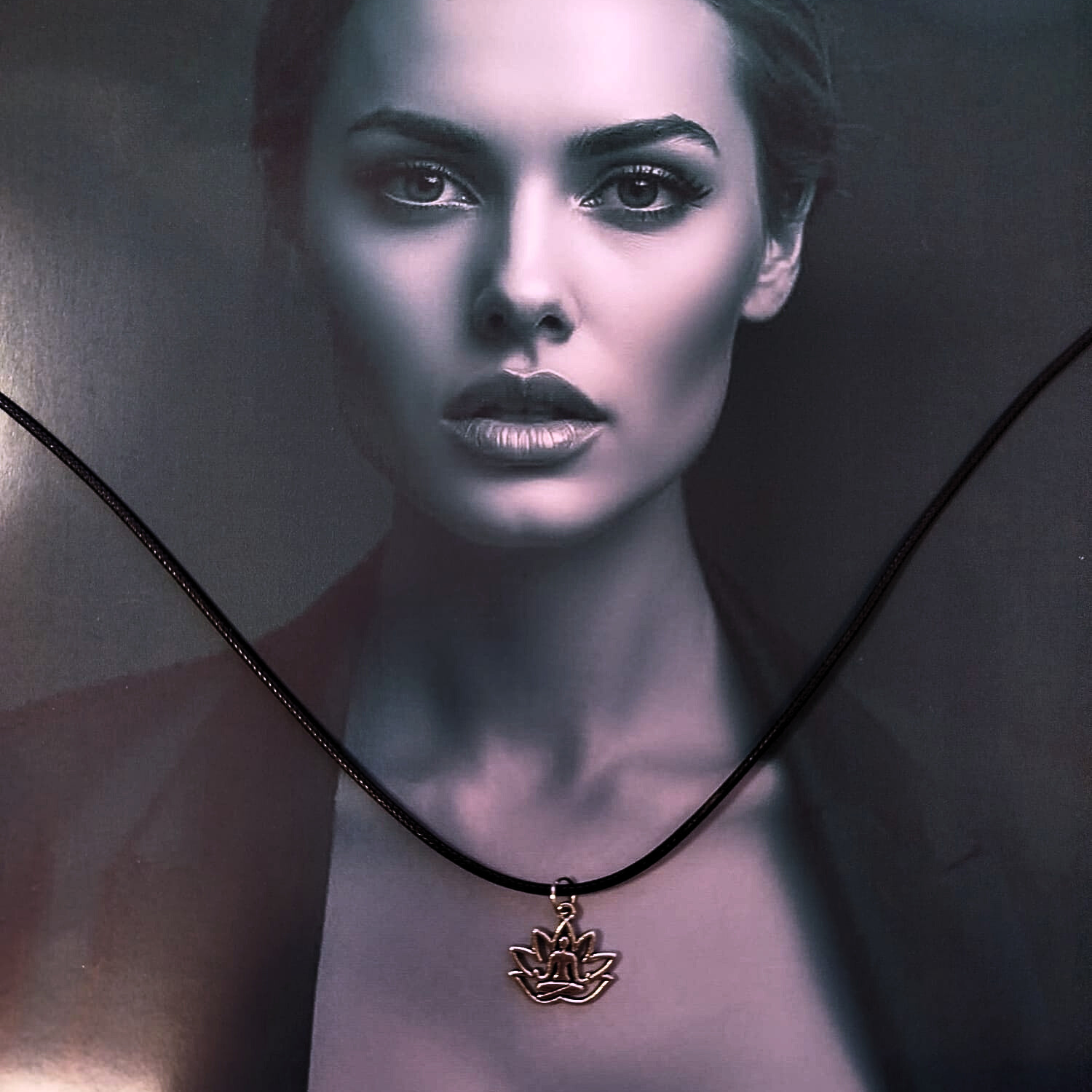 Collar con colgante de loto