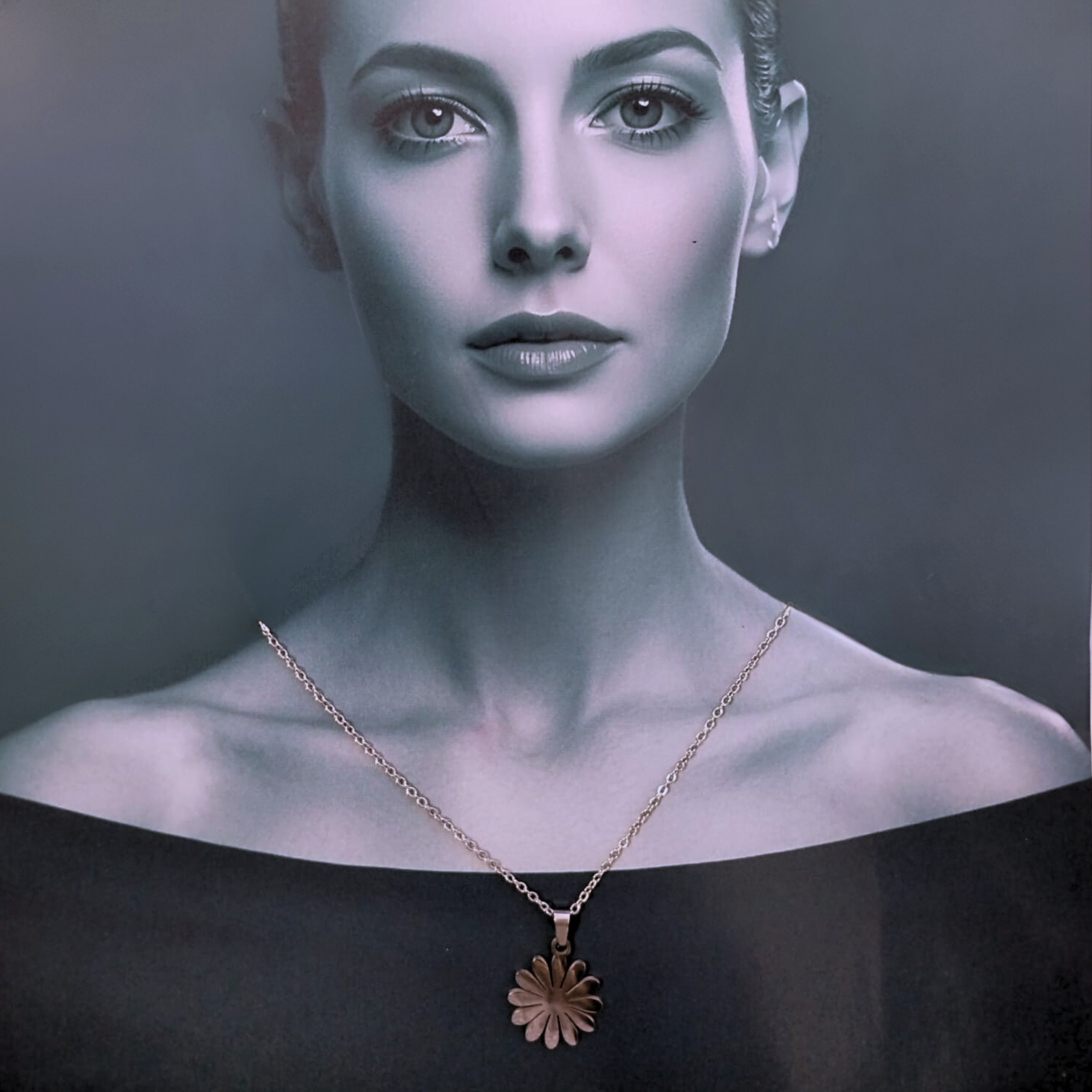 Collar con dije de flor