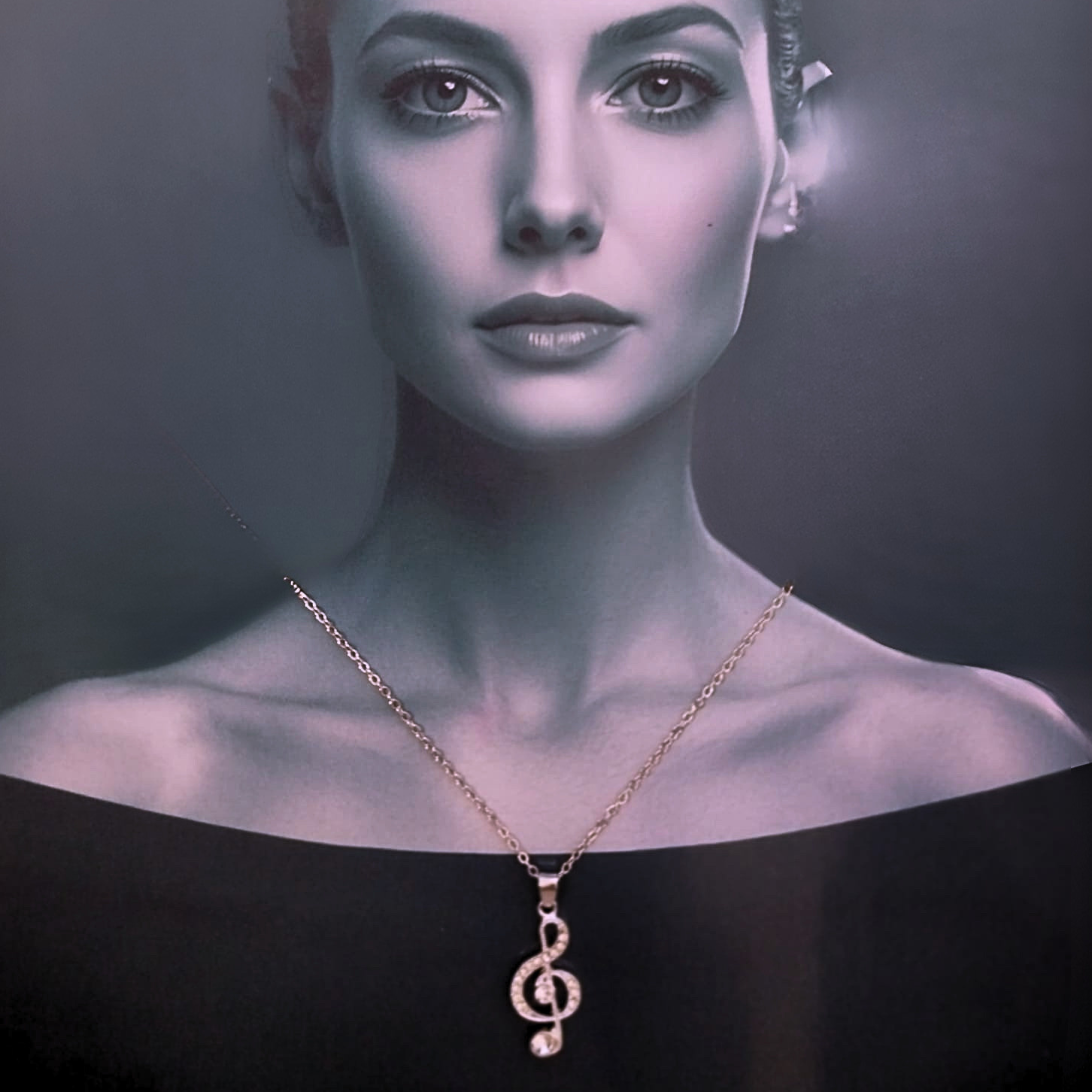 Collar con colgante de clave de sol