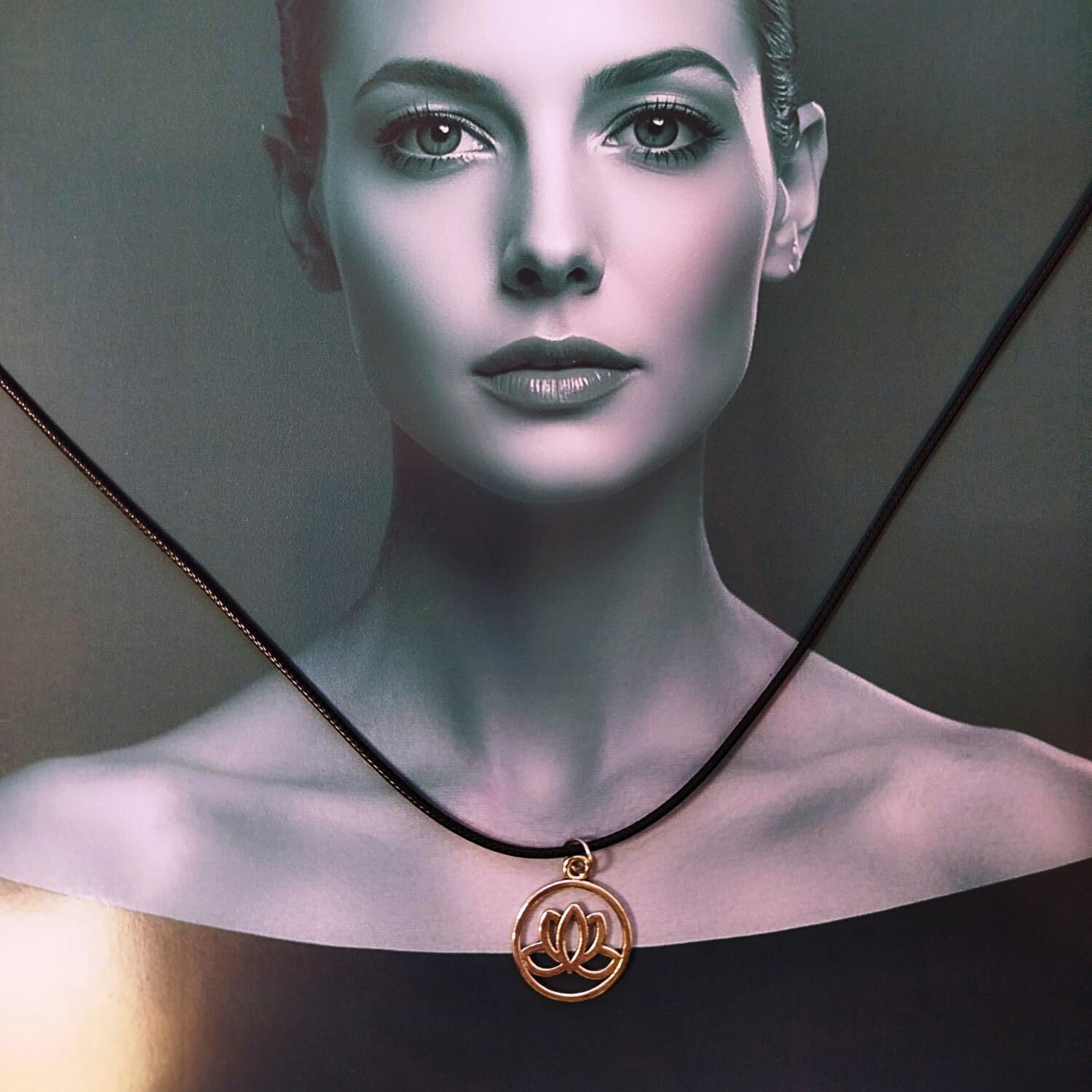 Collar con dije de loto dorado