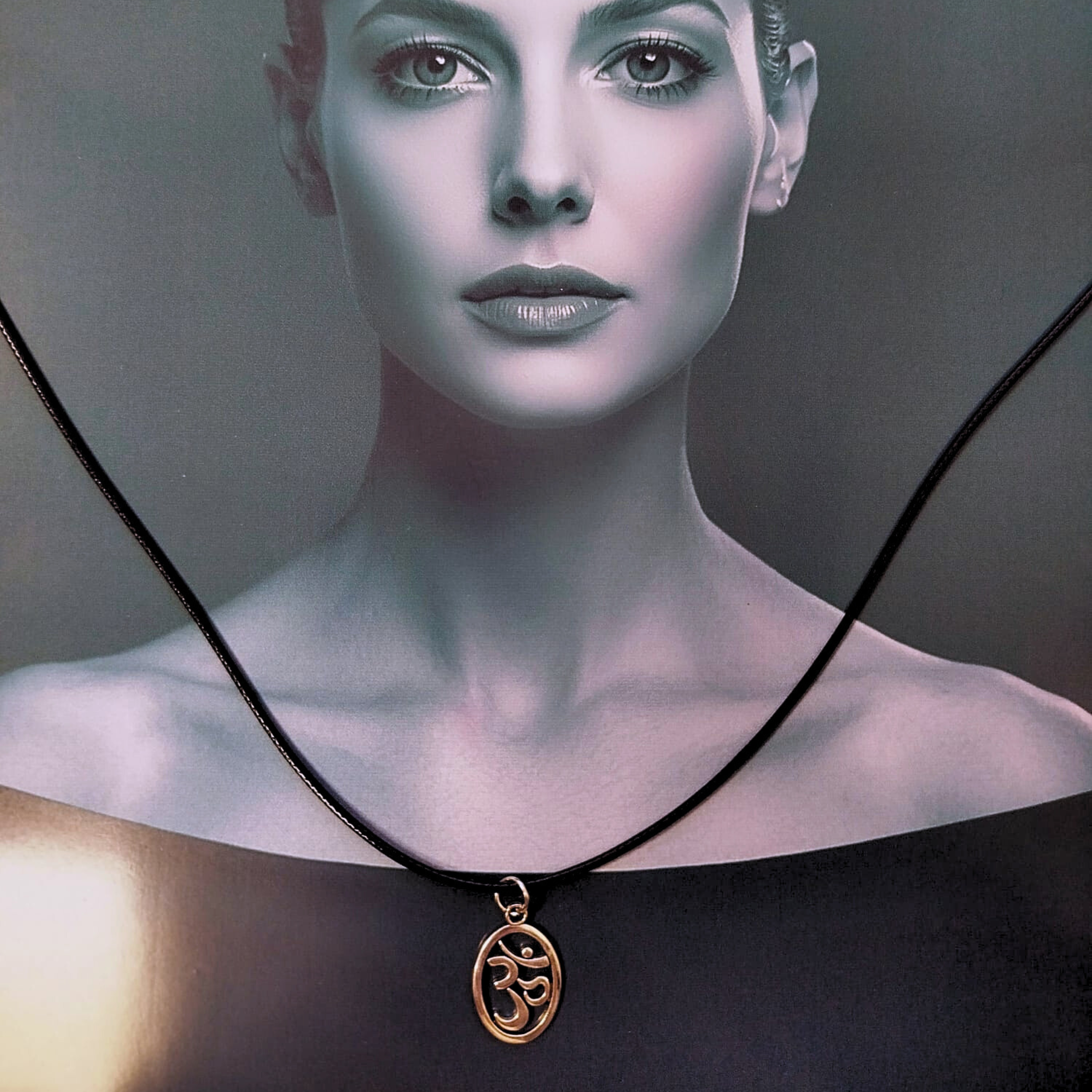 Collar con dije de Om