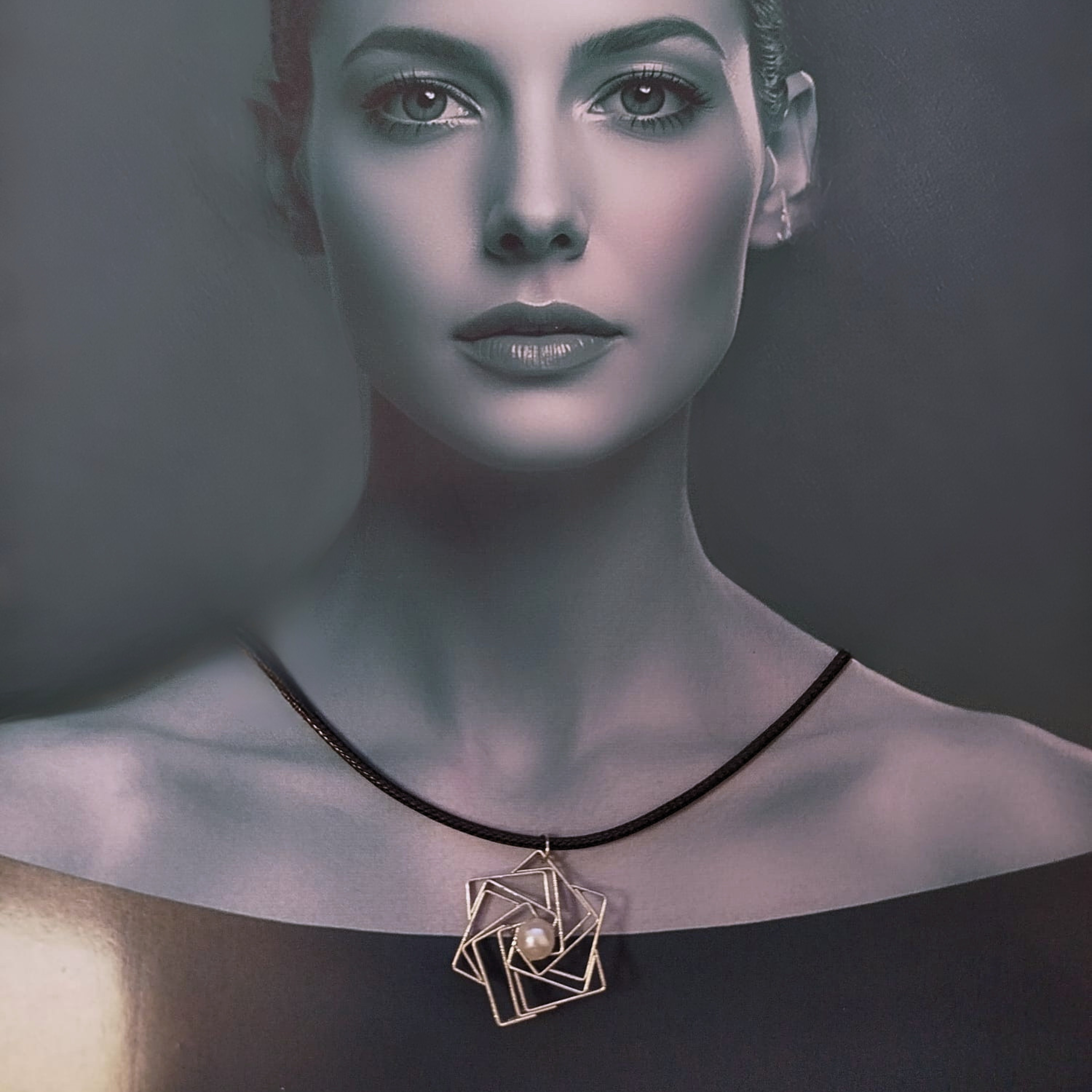 Collar geométrico con perla