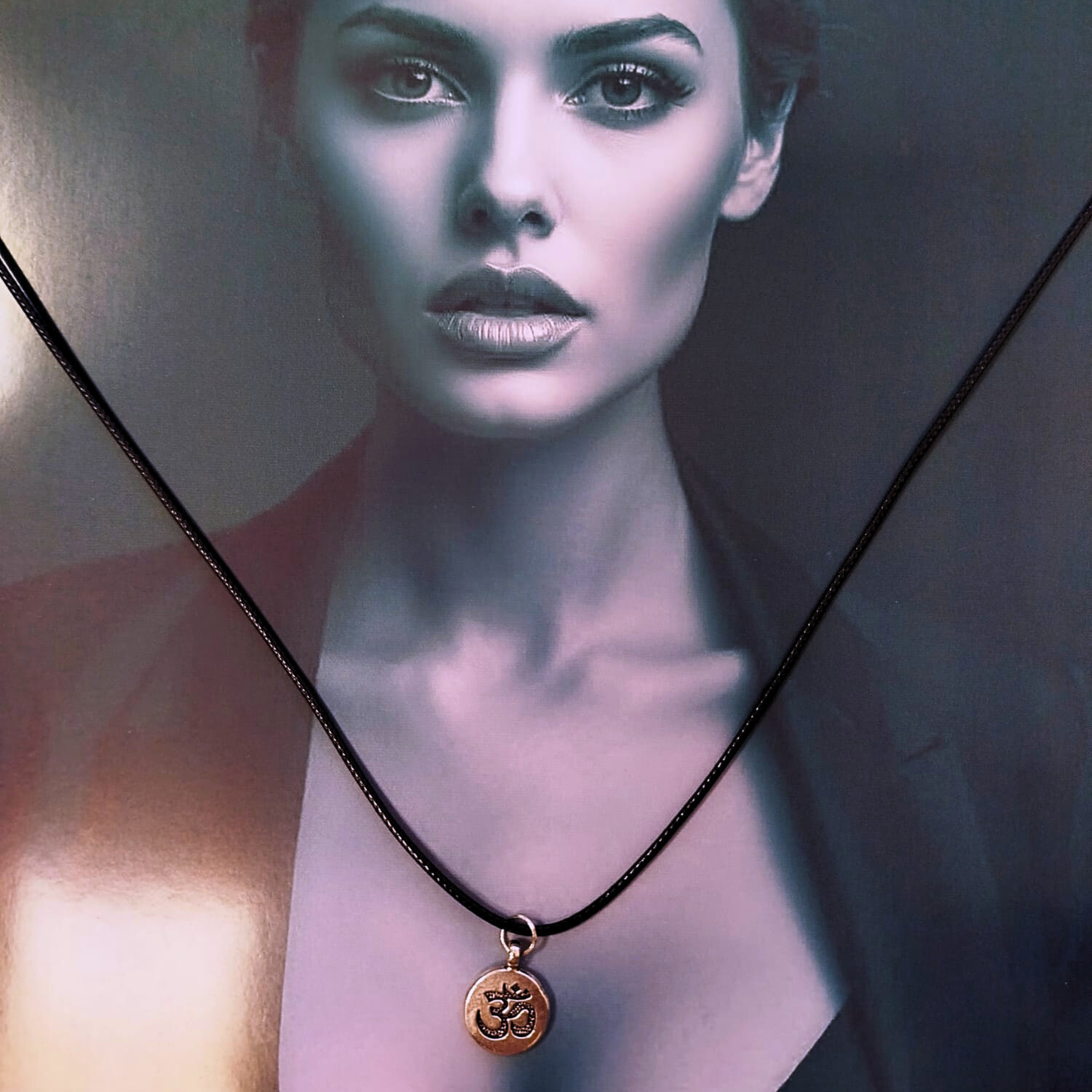 Collar con dije de símbolo Om