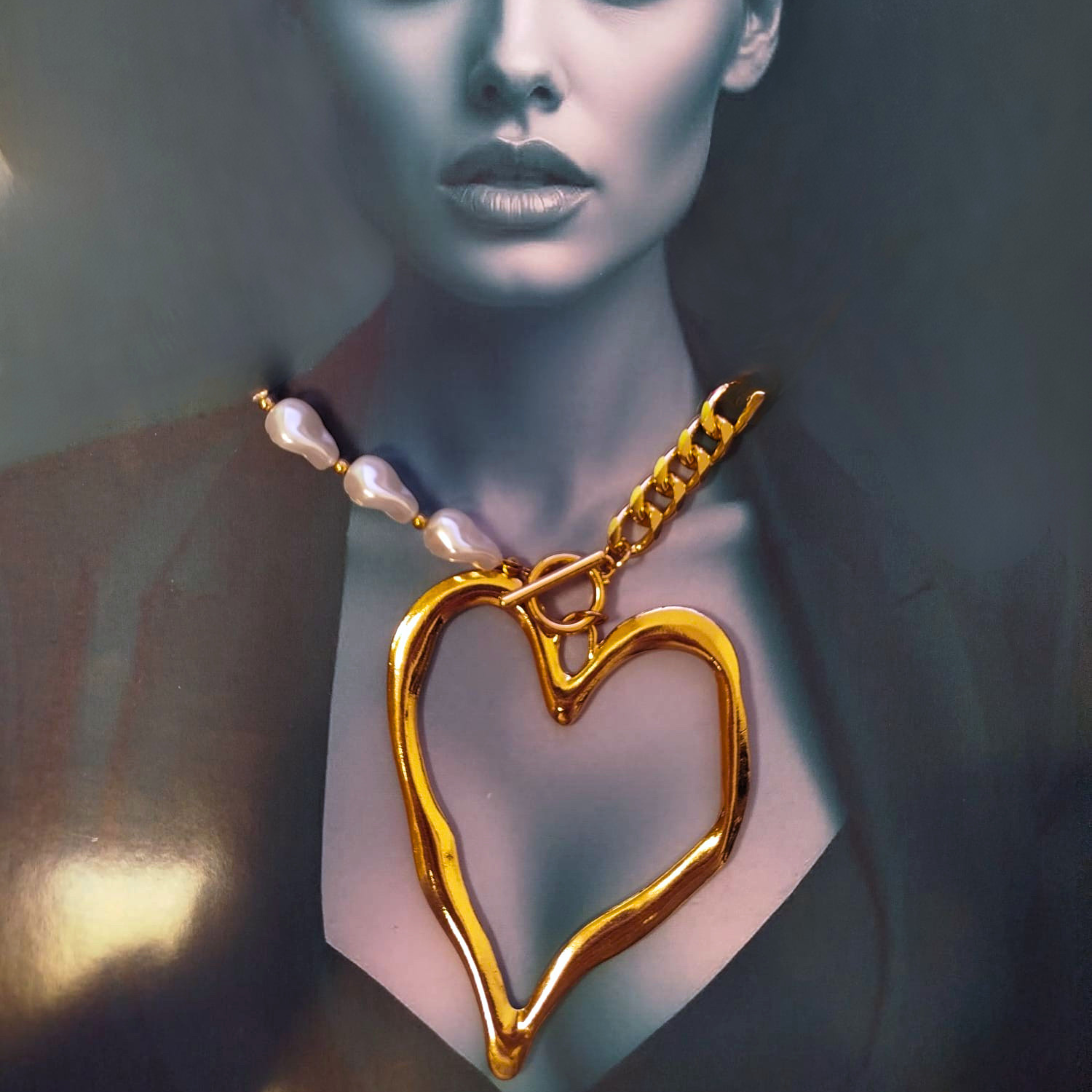 Collar con colgante de corazón dorado