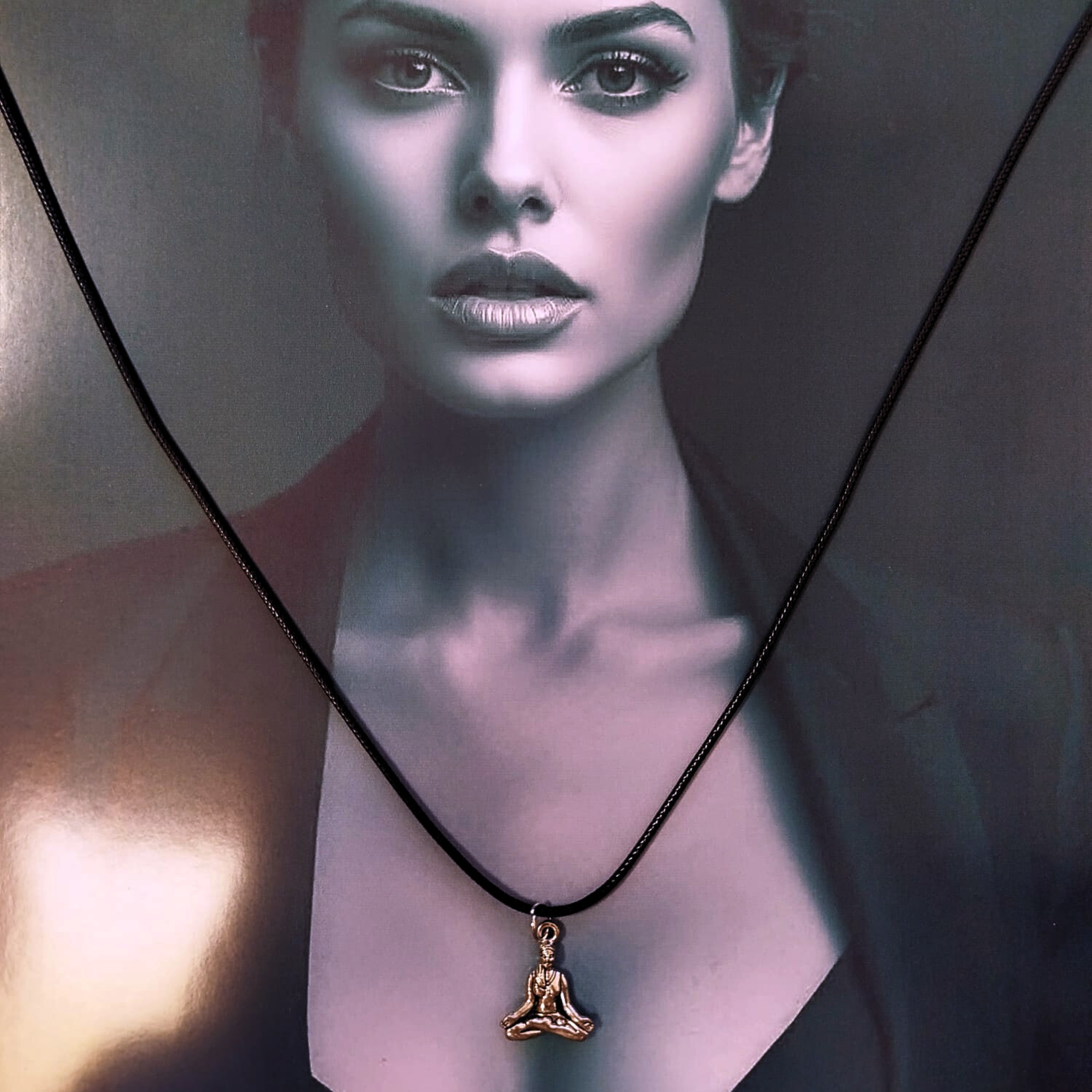 Collar con dije de meditación