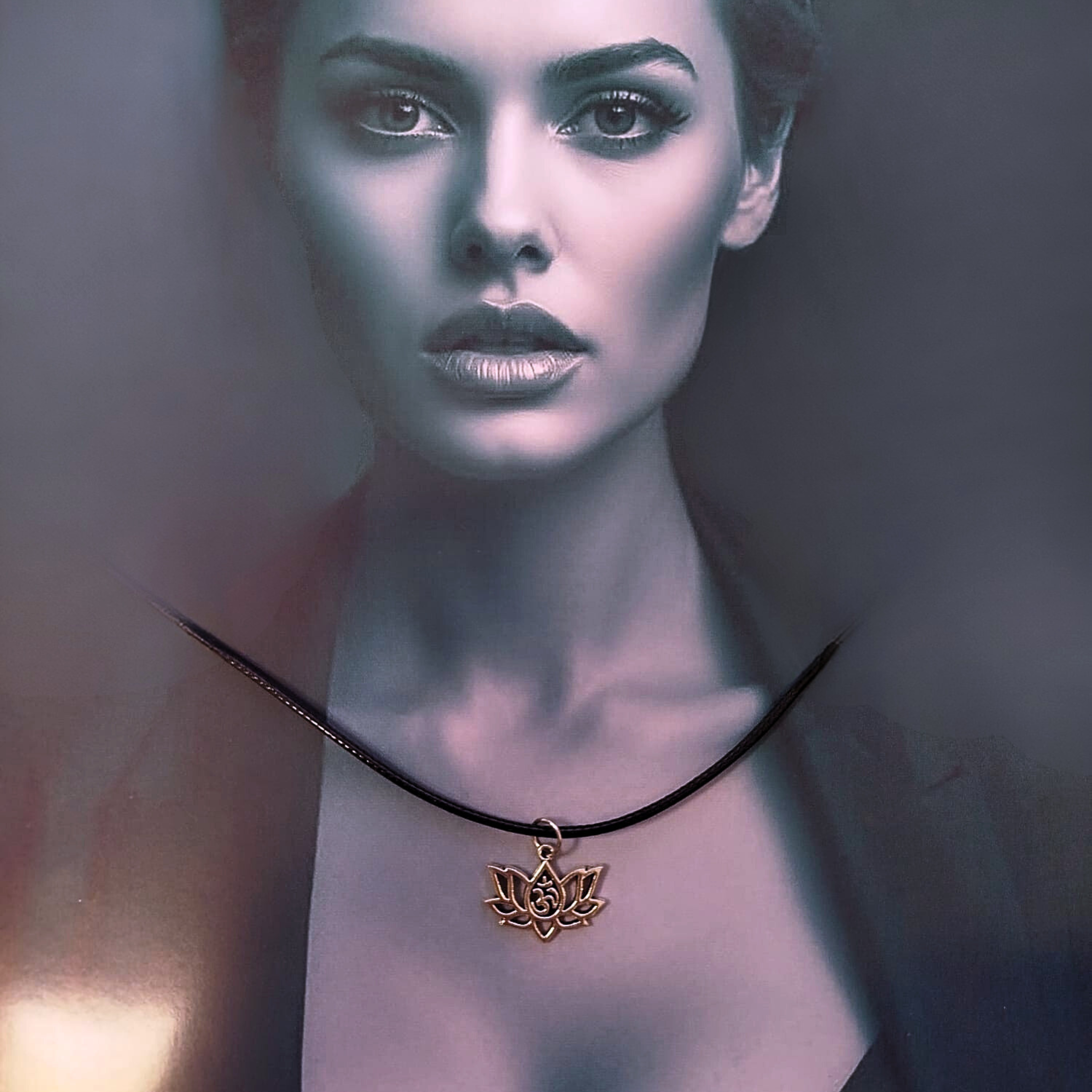 Collar con dije de flor de loto