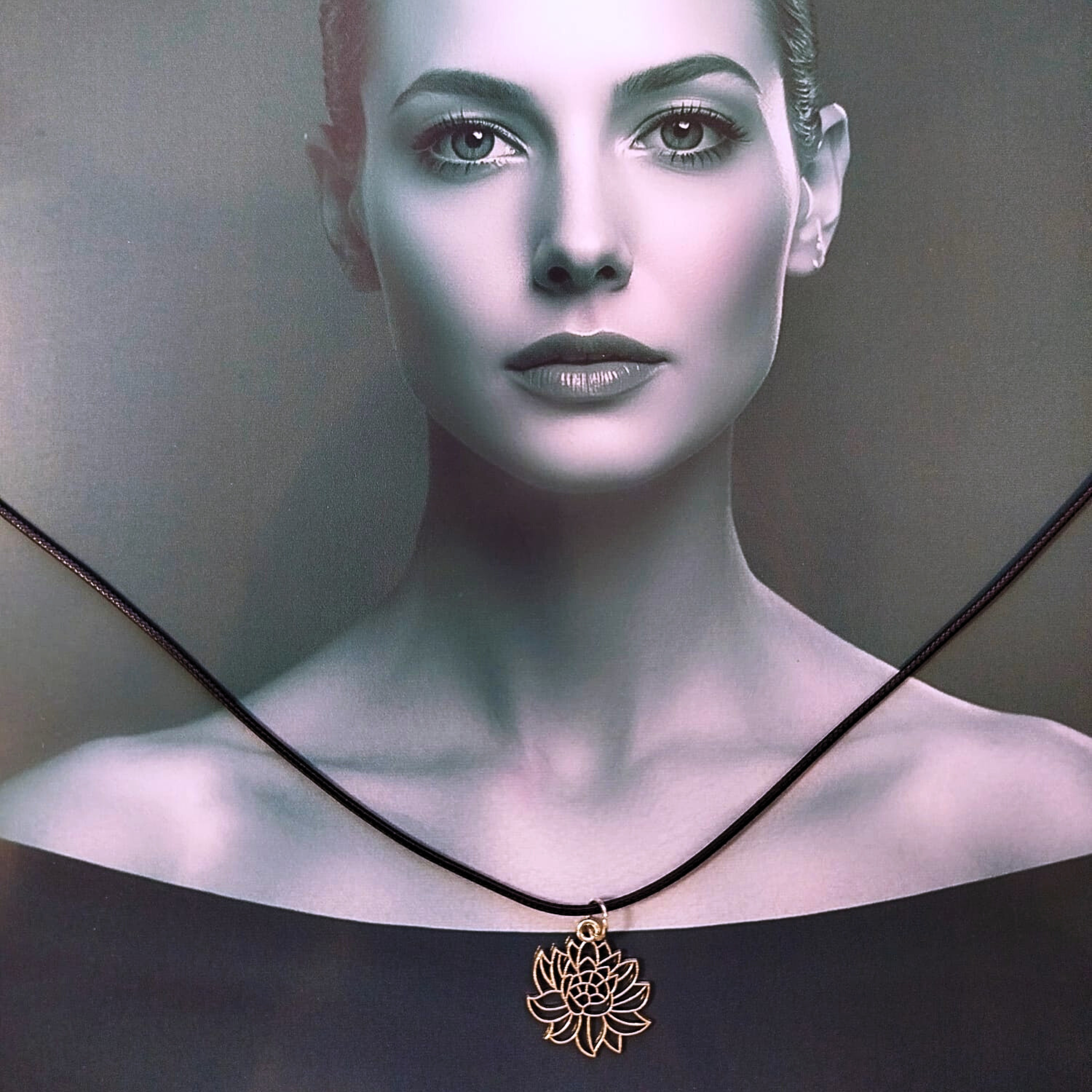 Collar con dije de flor de loto