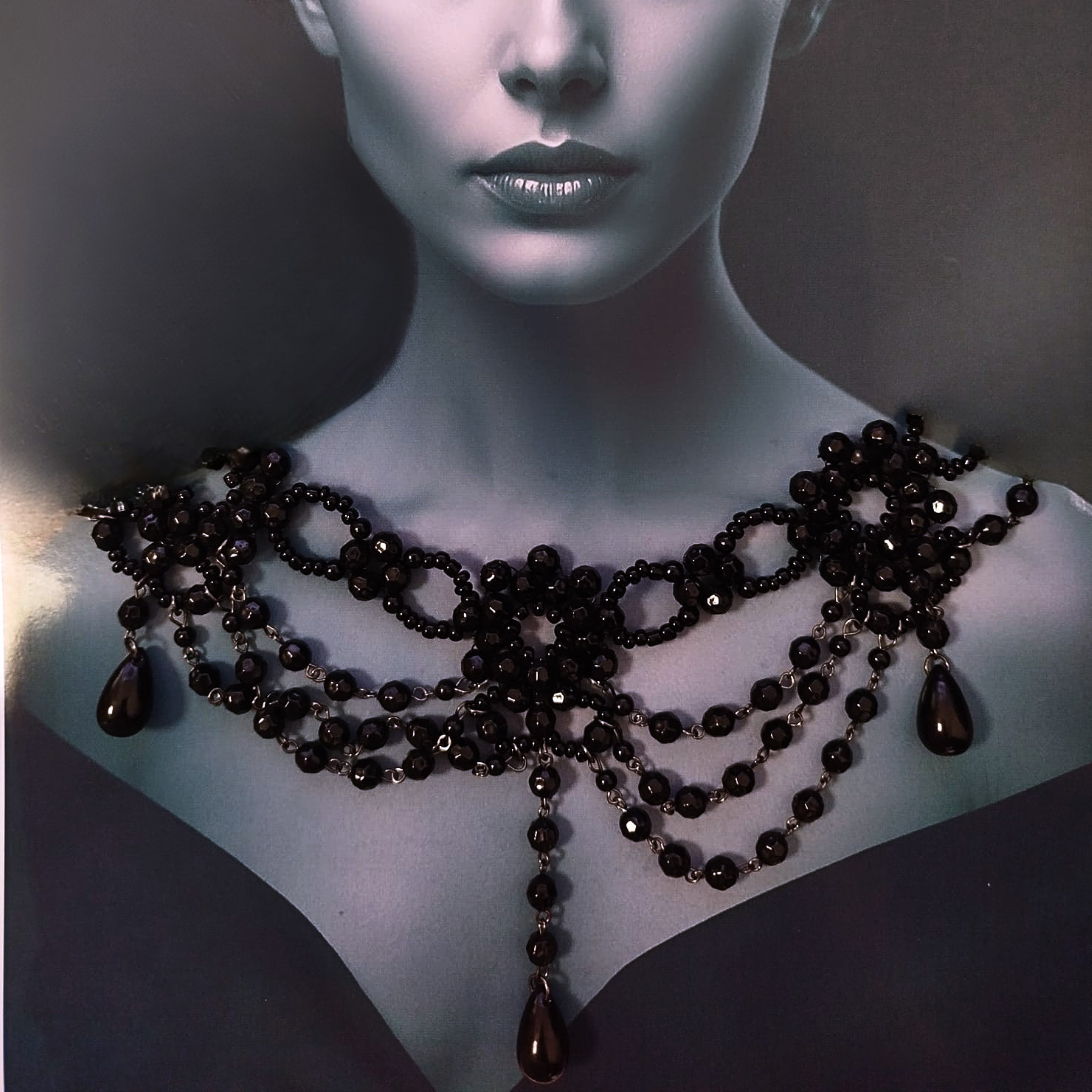 Collar de perlas negras con diseño barroco