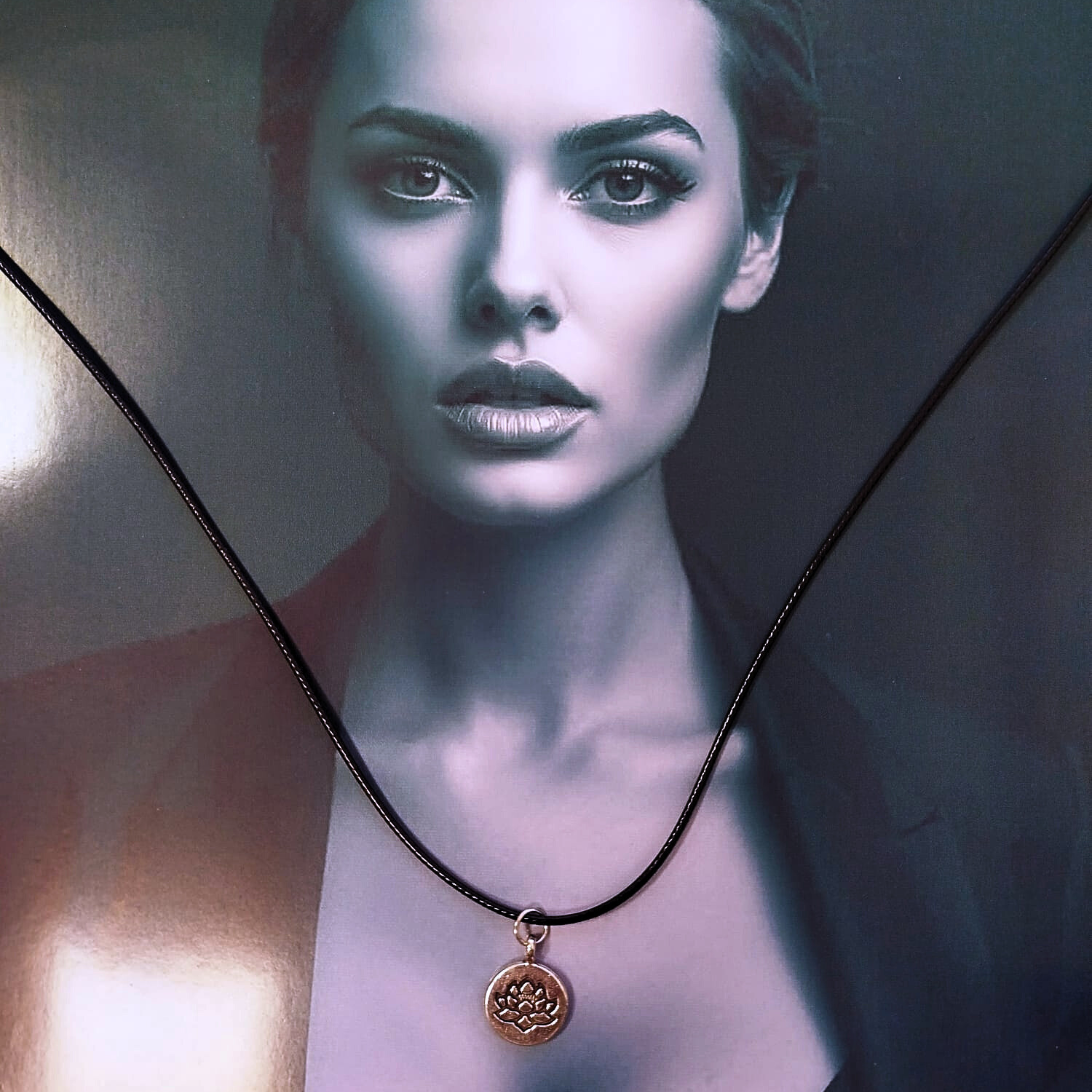 Collar con colgante de flor de loto