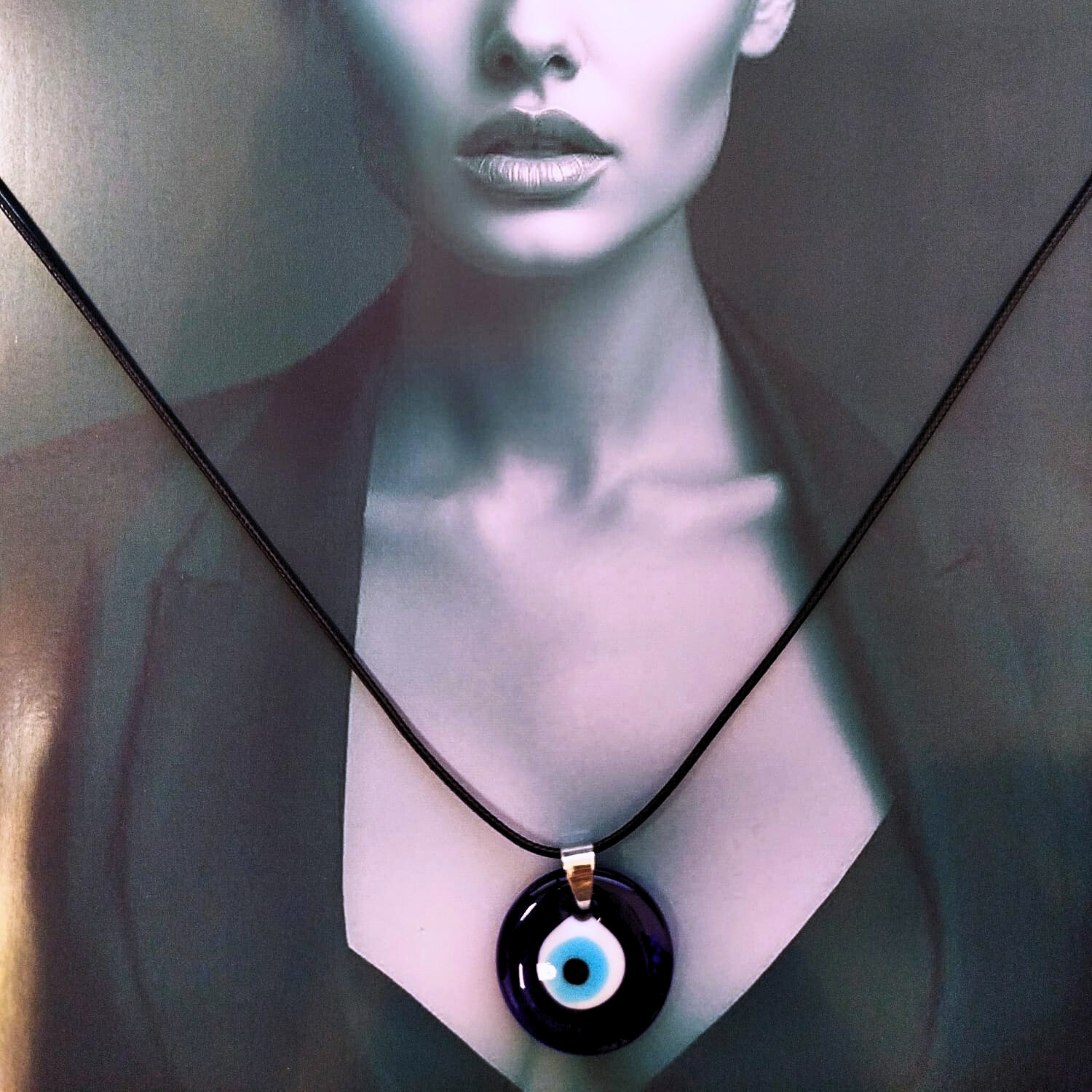 Collar con dije de ojo turco