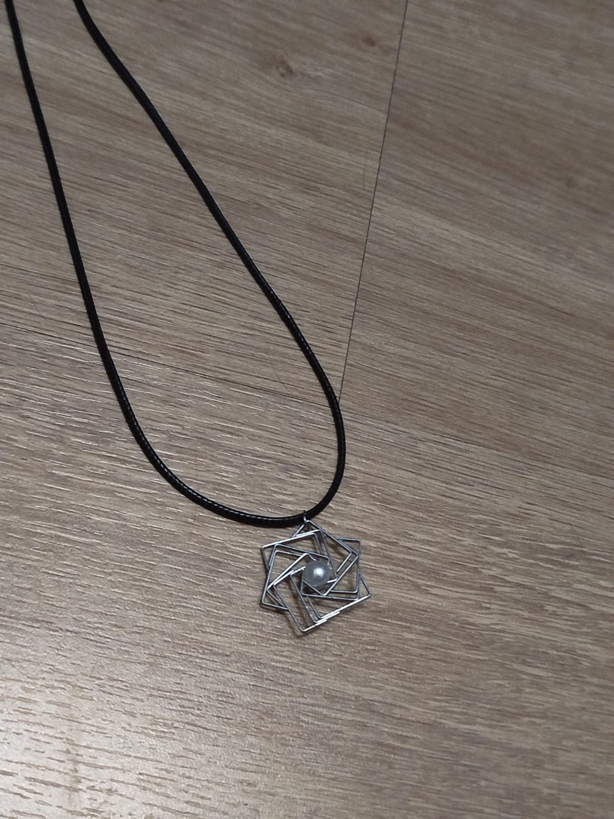 Collar de Grapas con Perlas