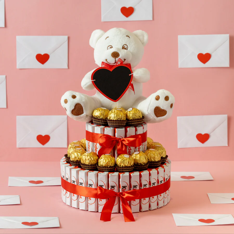 Tarta de regalo con peluche y chocolates