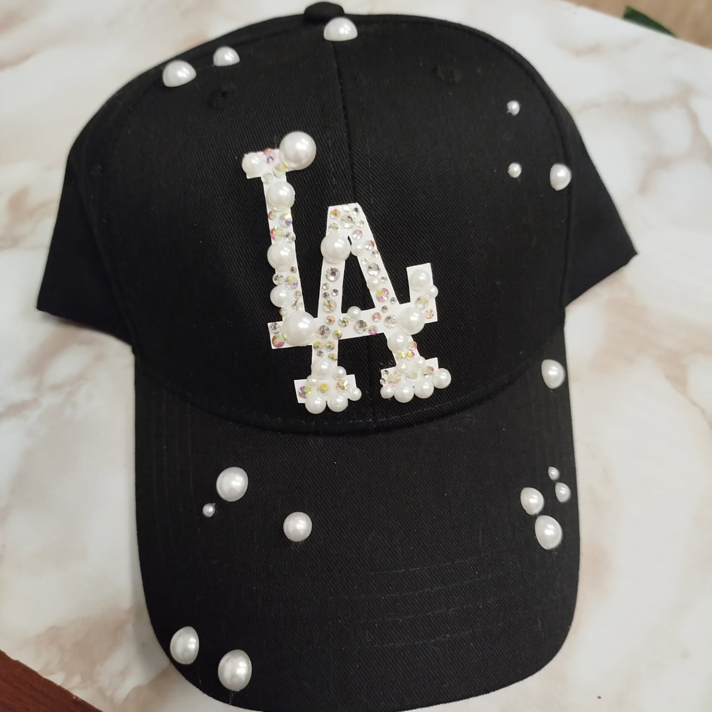 Gorra negra con perlas