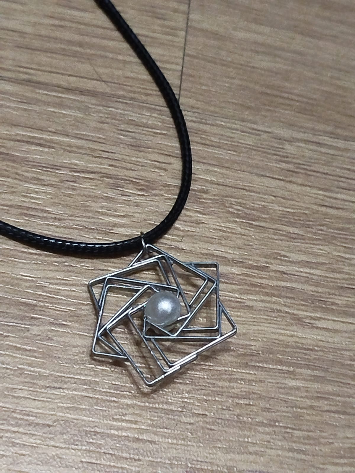 Collar de Grapas con Perlas