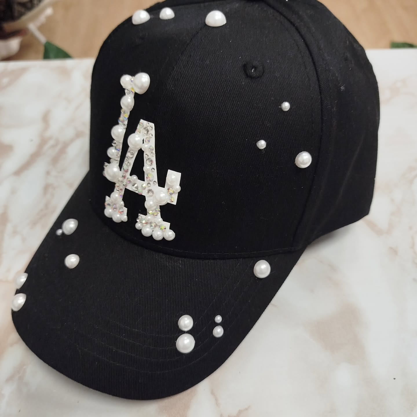 Gorra negra con perlas