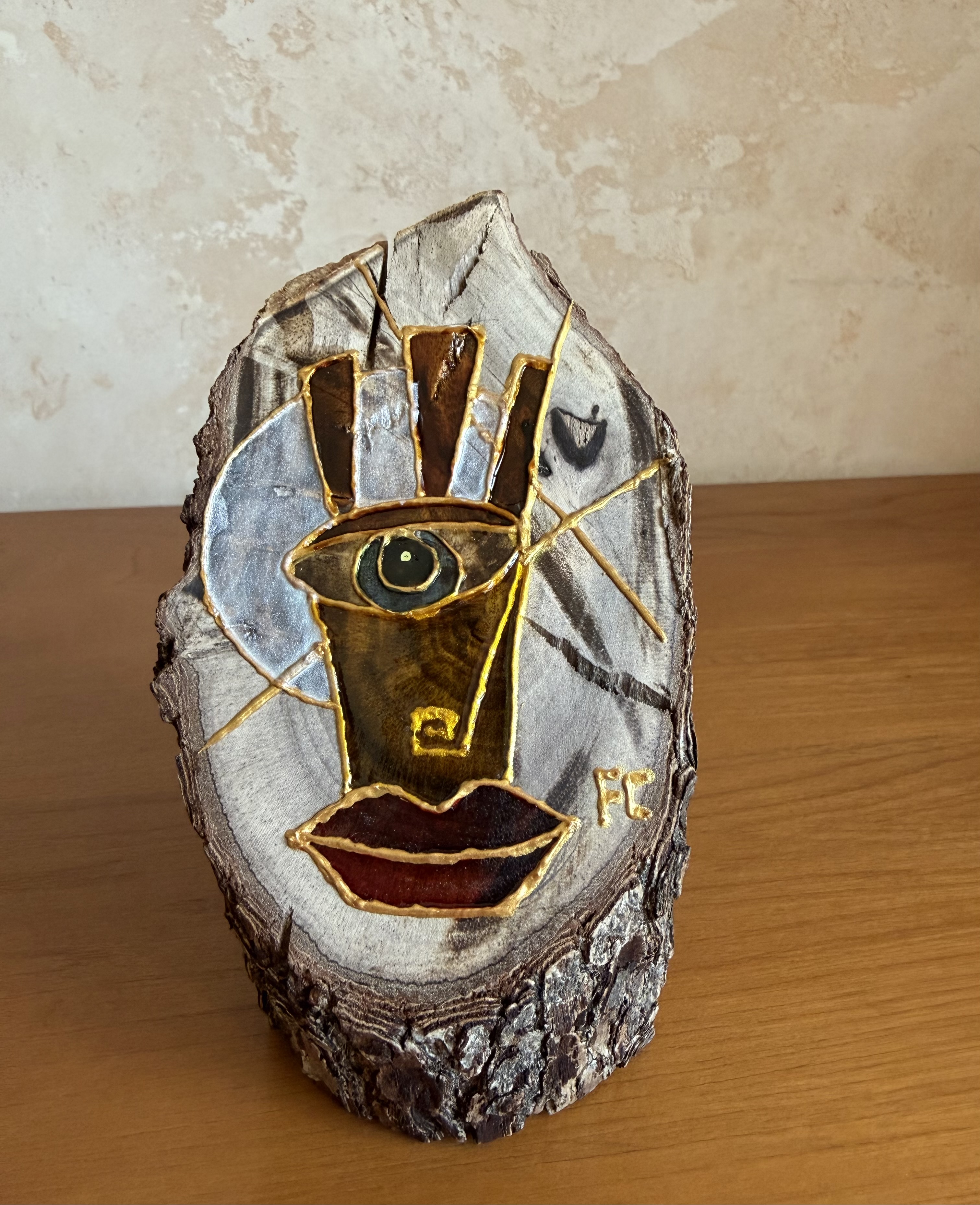 Visage énigmatique sur Bois