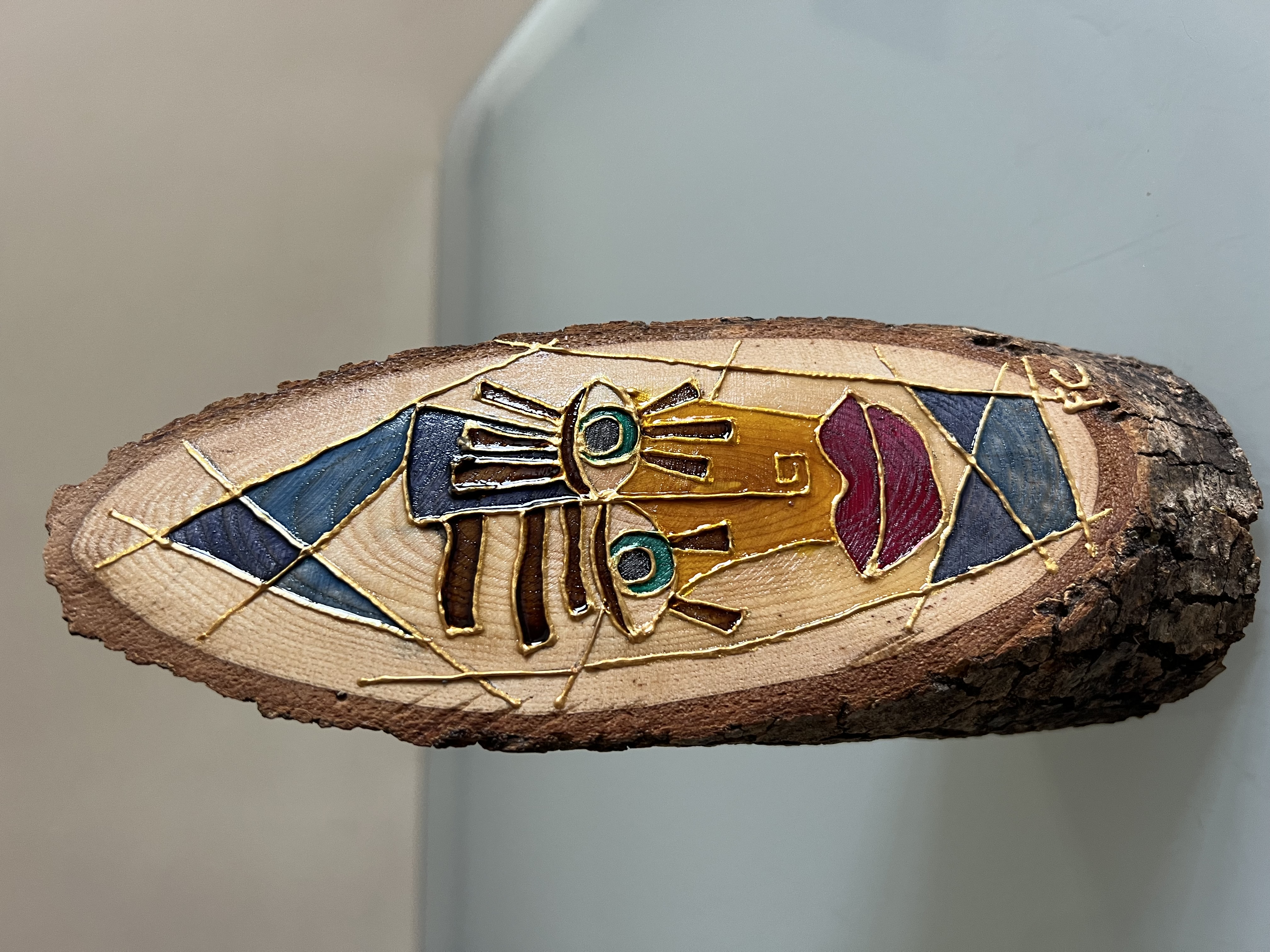 Visage enigmatique sur bois