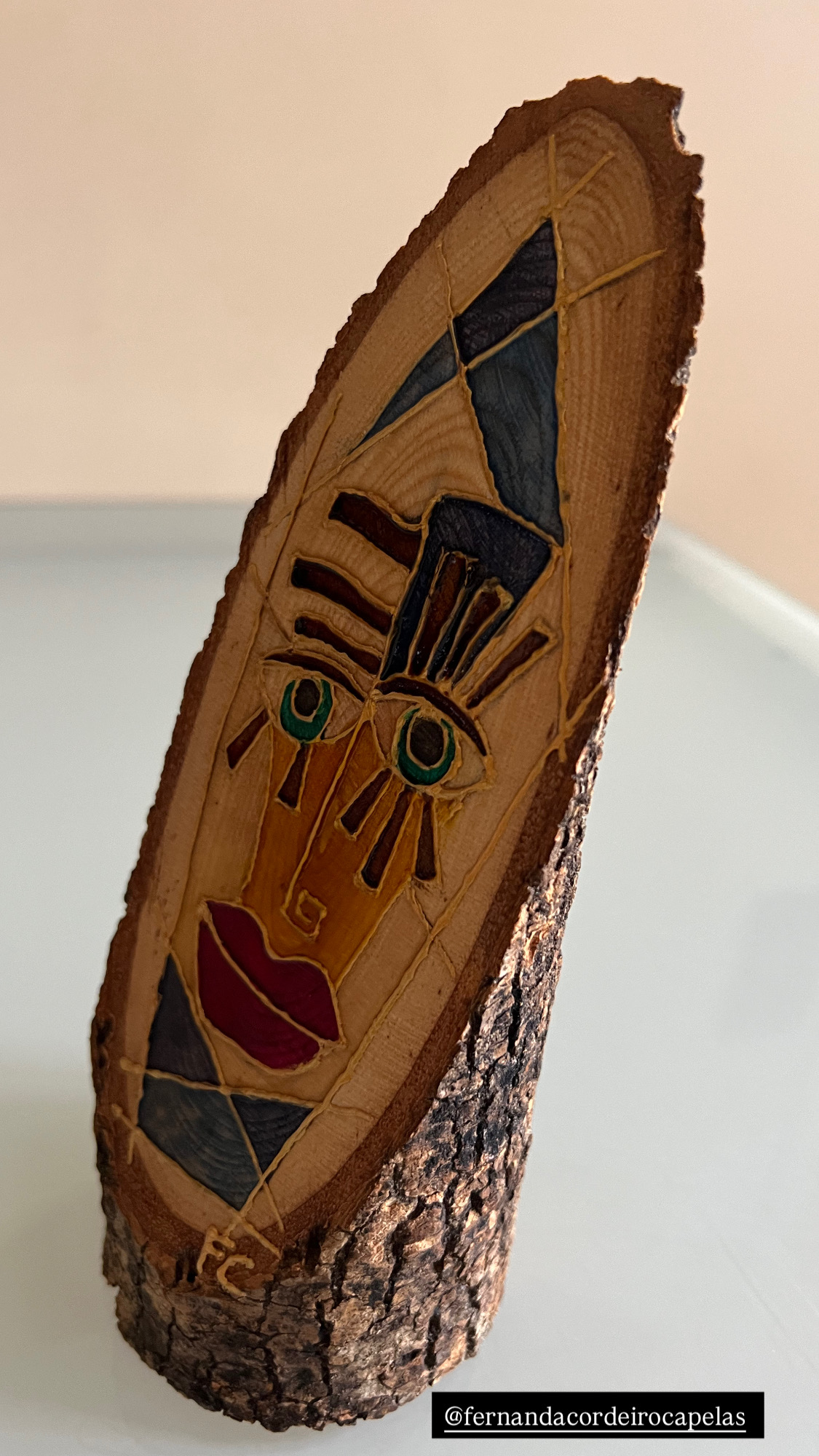 Visage enigmatique sur bois