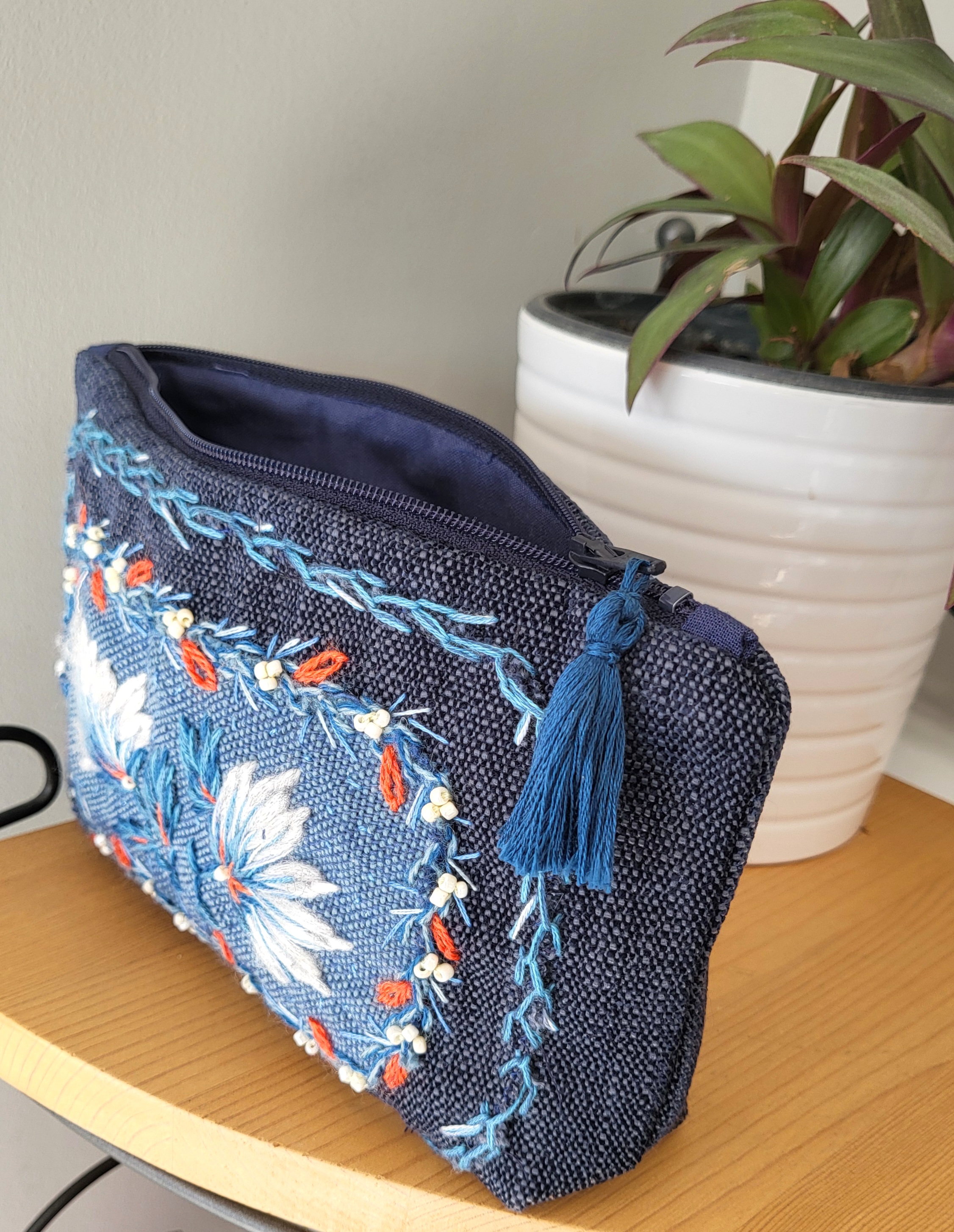 Pochette multi usage brodée à la main.