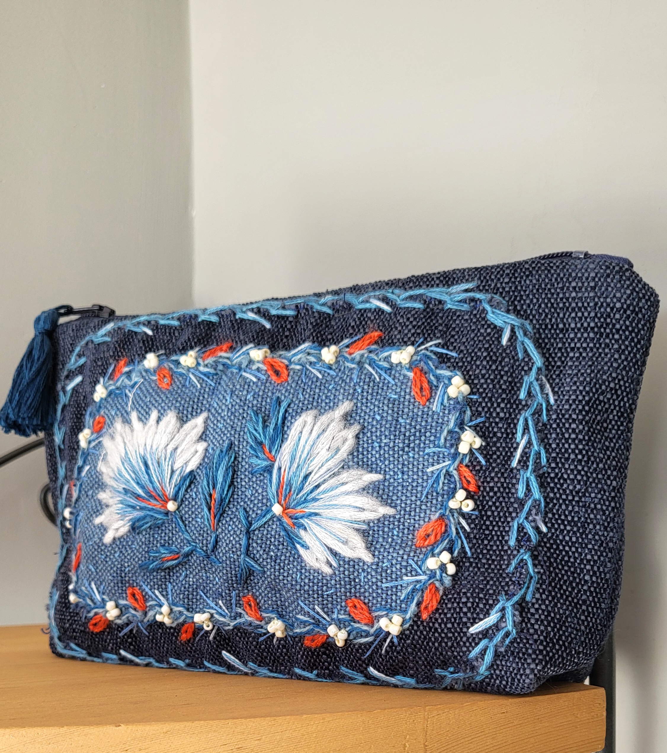 Pochette multi usage brodée à la main.