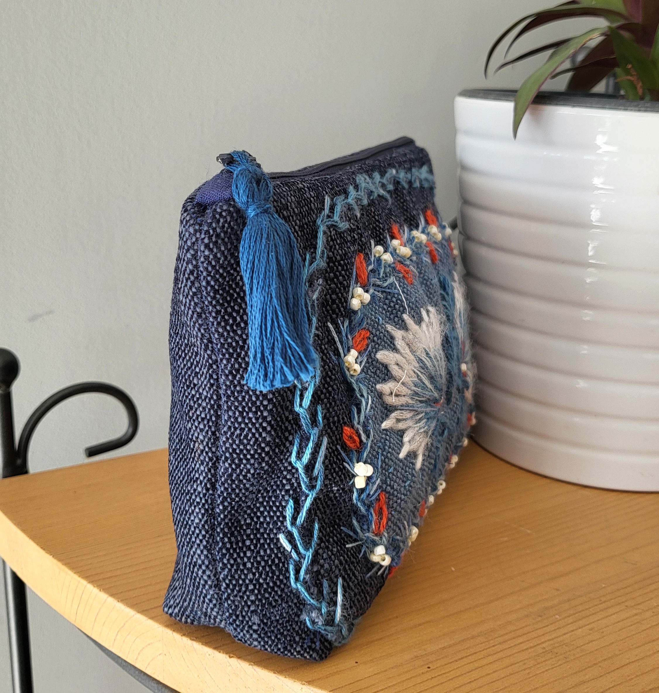 Pochette multi usage brodée à la main.