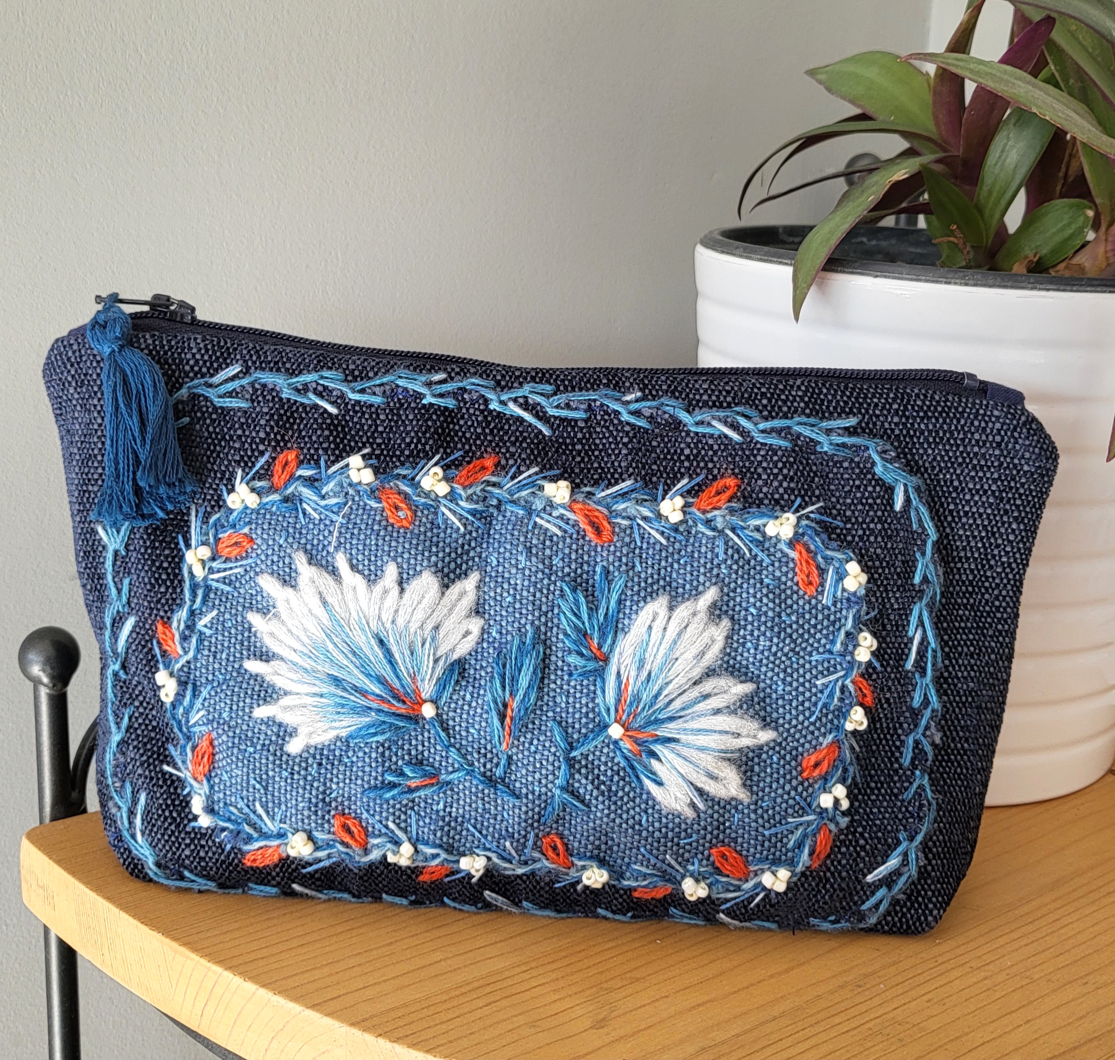 Pochette multi usage brodée à la main.
