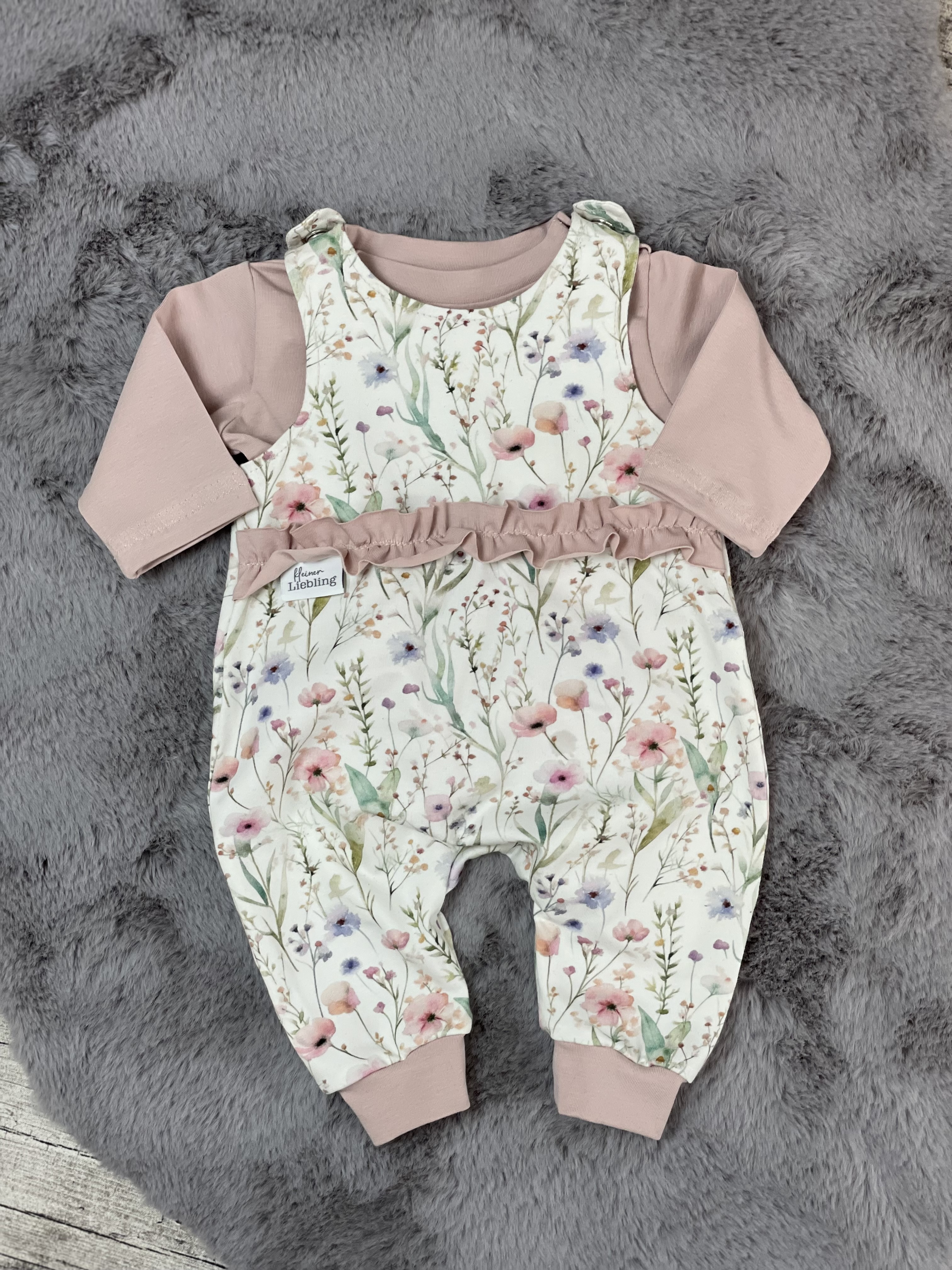 Newborn Strampler mit Blumen und süßen Details