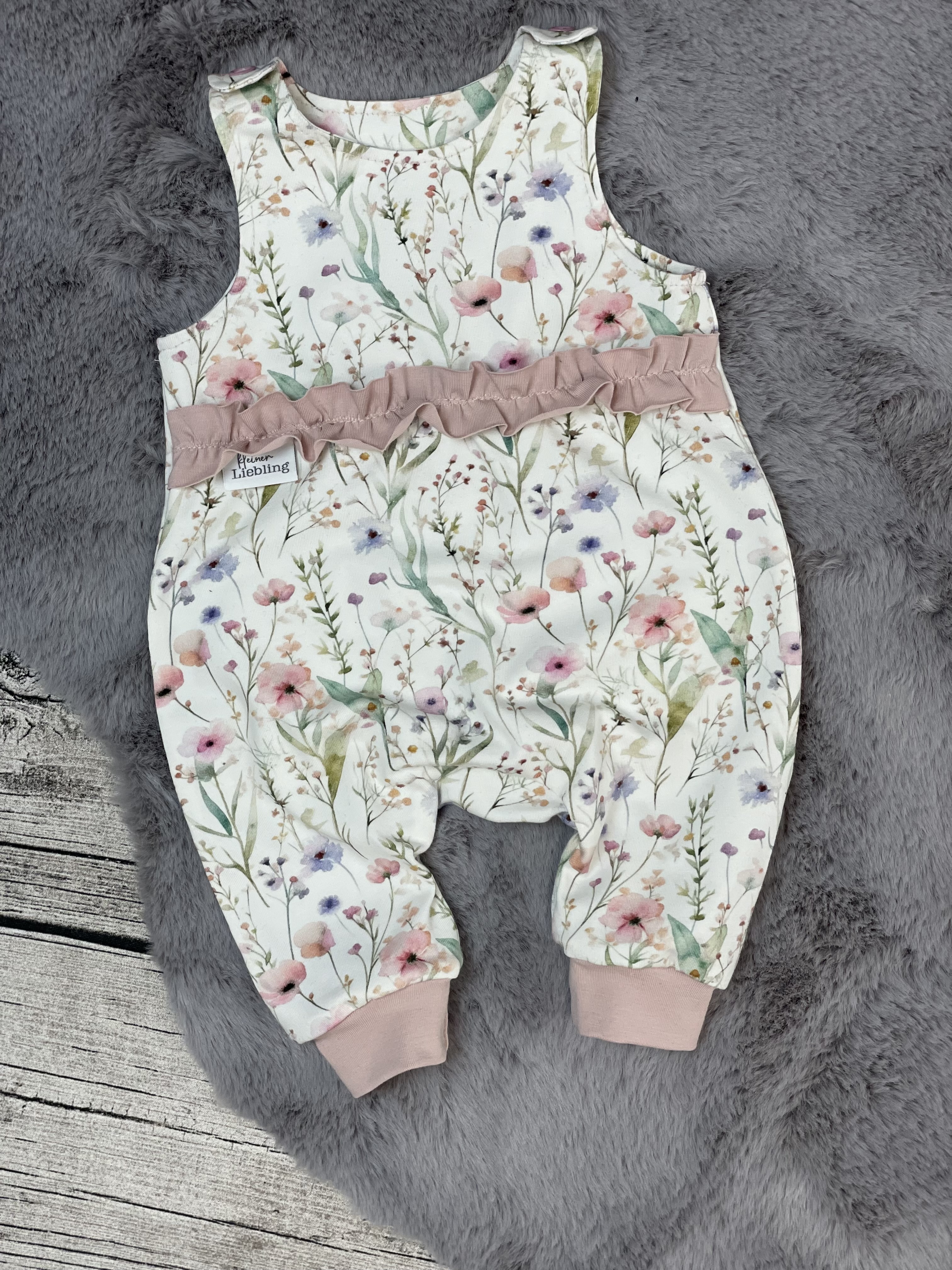 Newborn Strampler mit Blumen und süßen Details