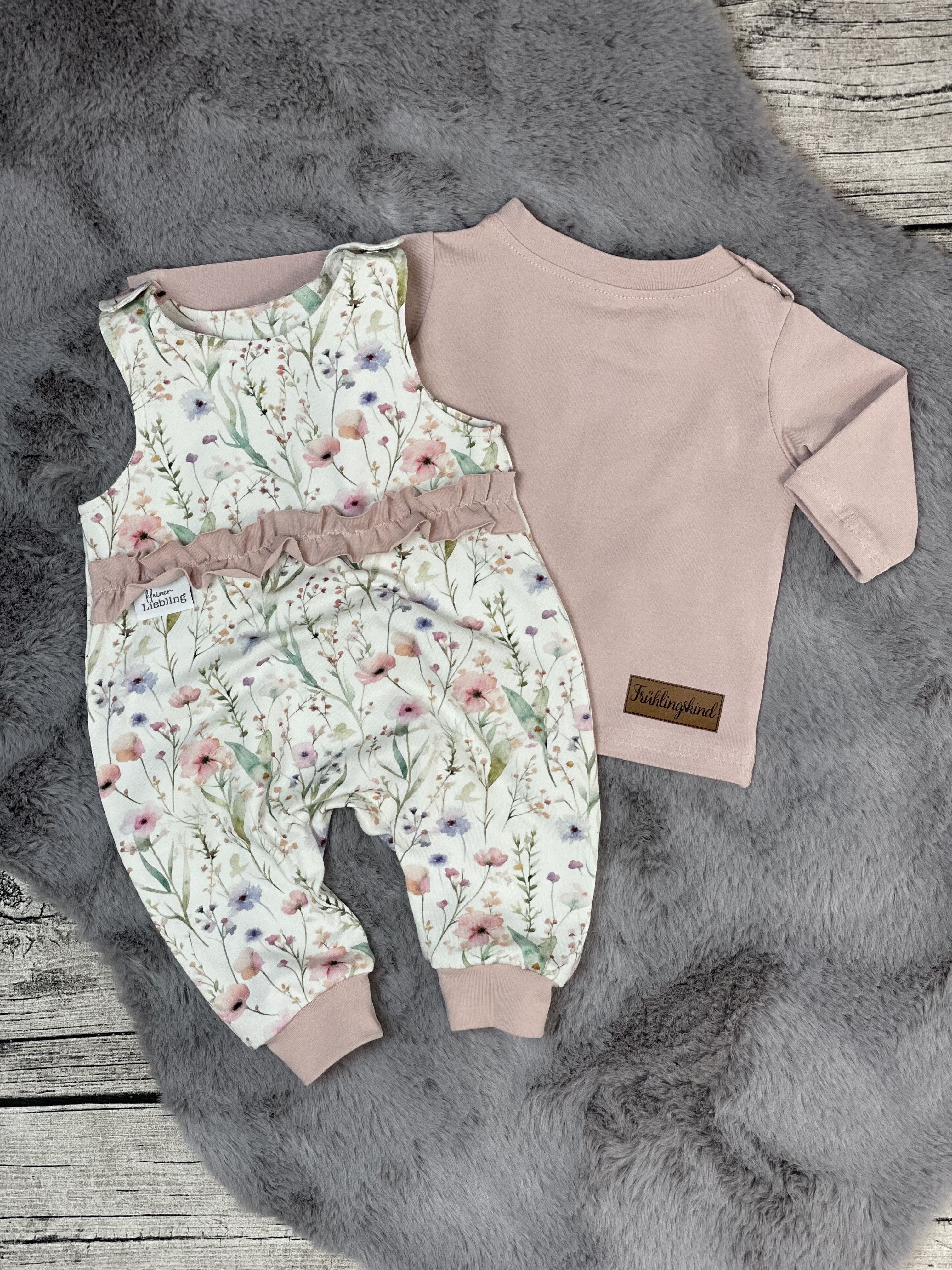 Newborn Strampler mit Blumen und süßen Details