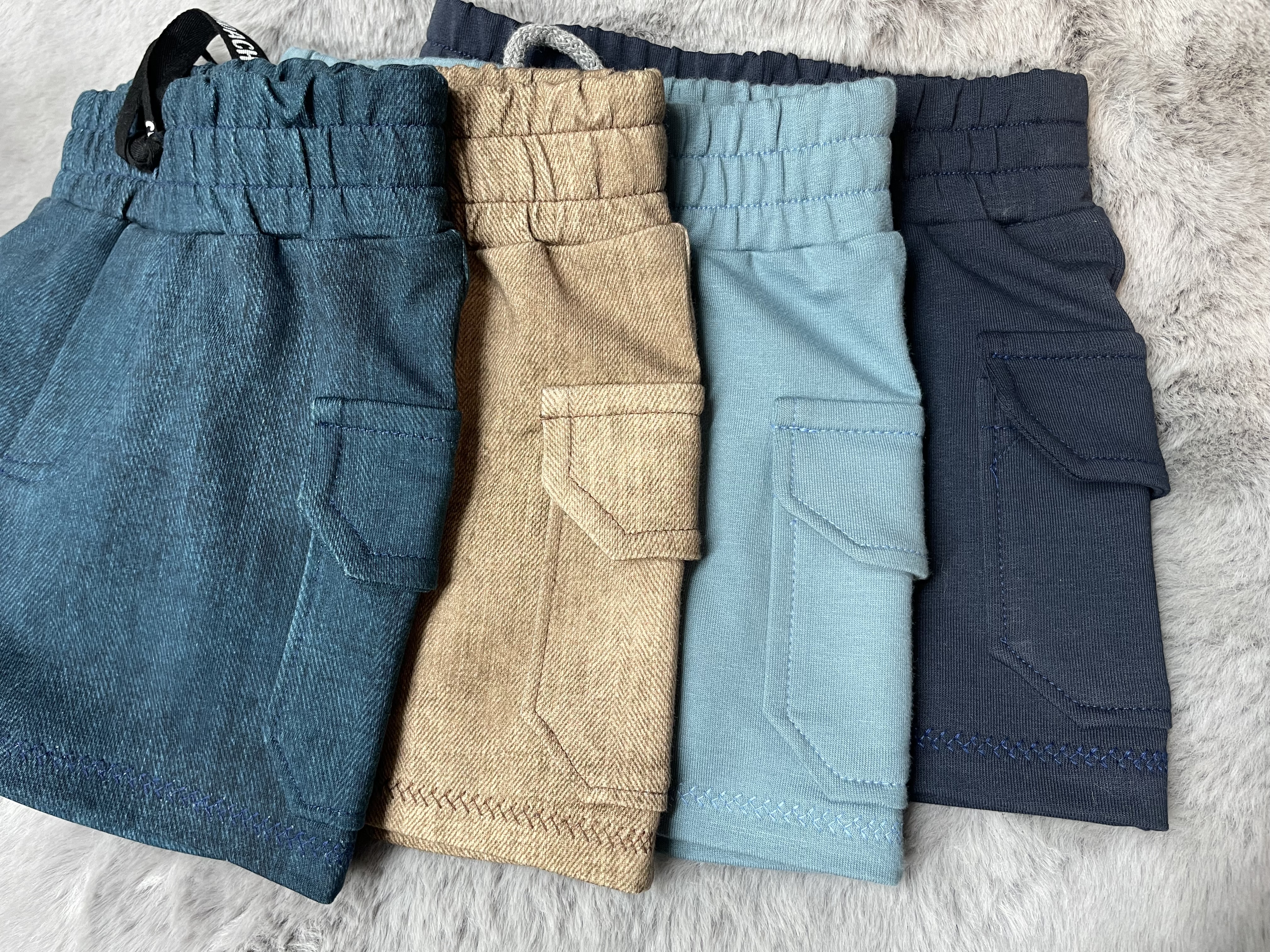 Kurze Baggy Shorts mit Taschen 