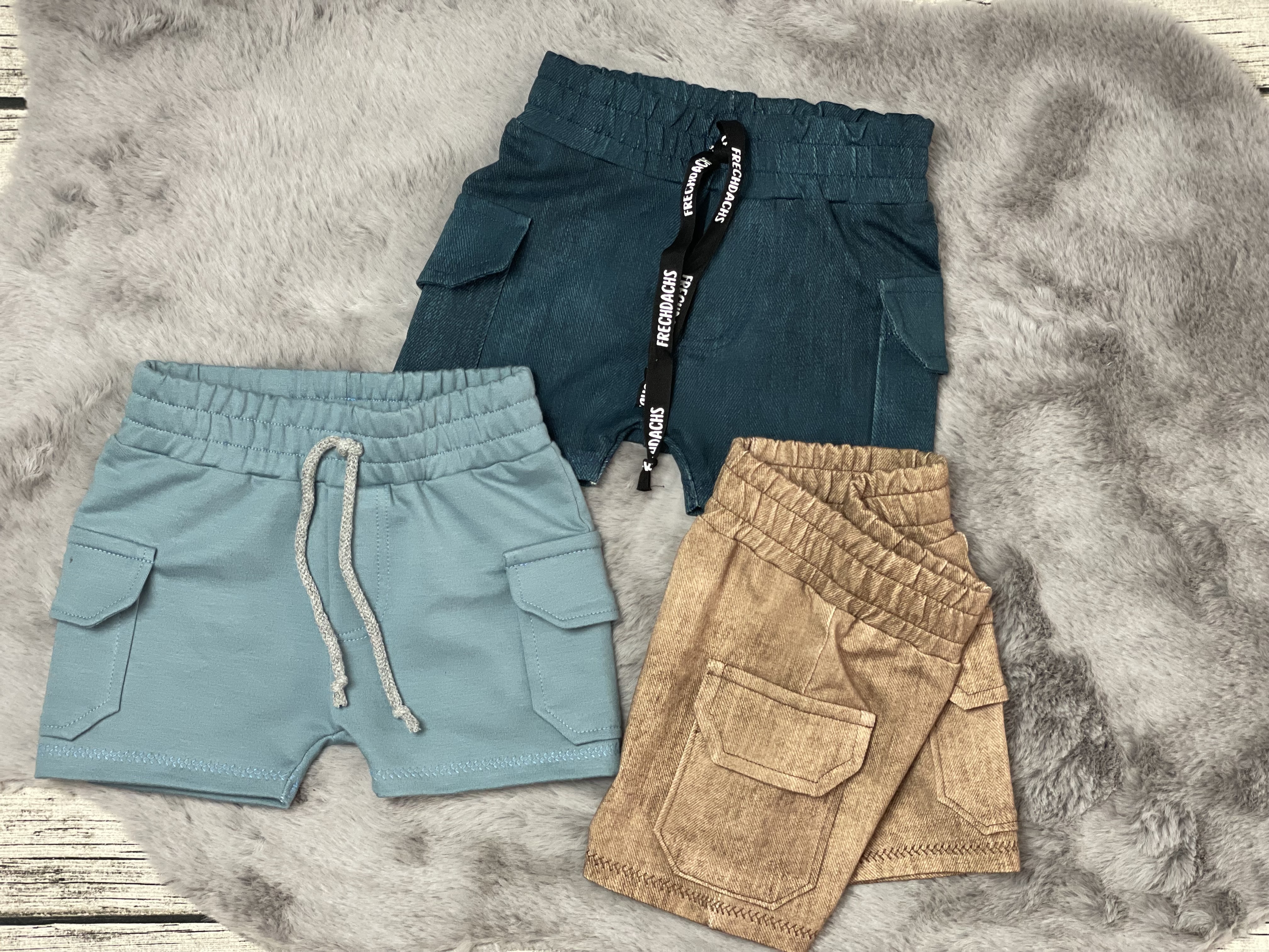 Kurze Baggy Shorts mit Taschen 
