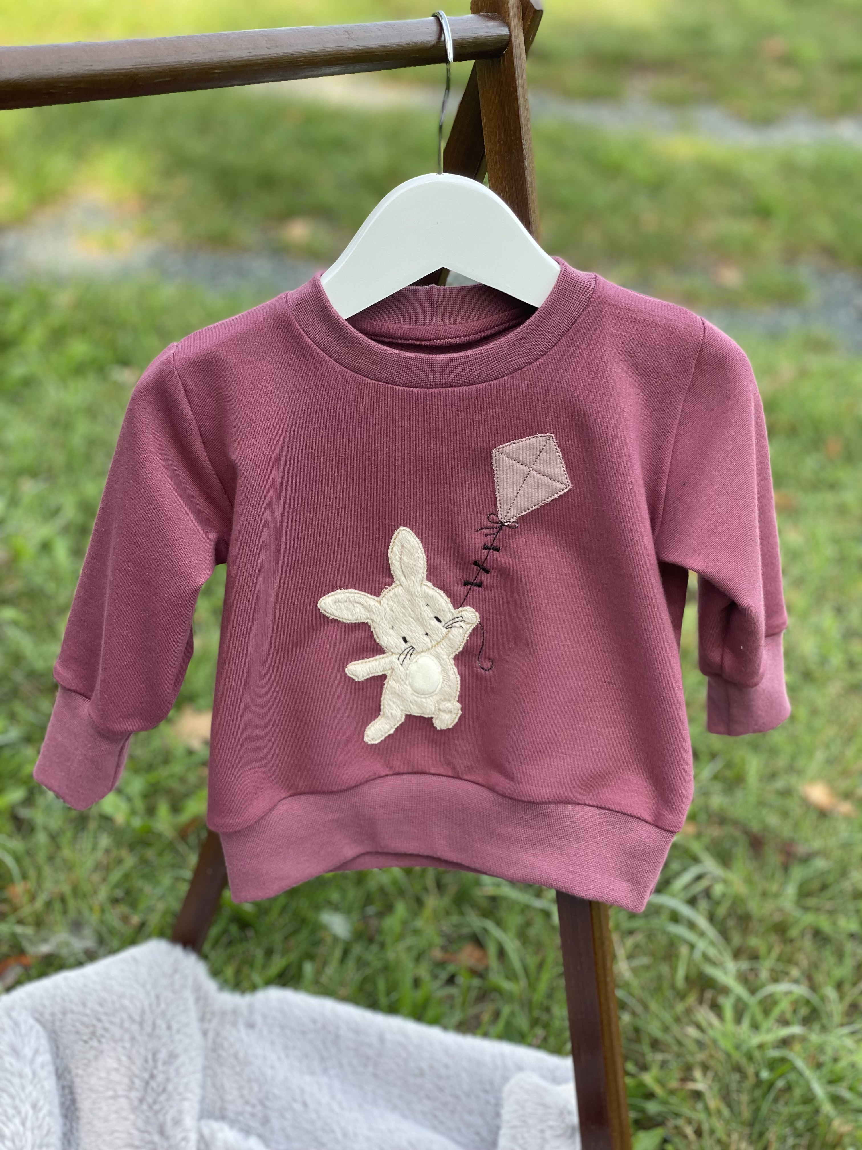 Oversize Sweater mit Hase mit Drachen Plüsch Stick