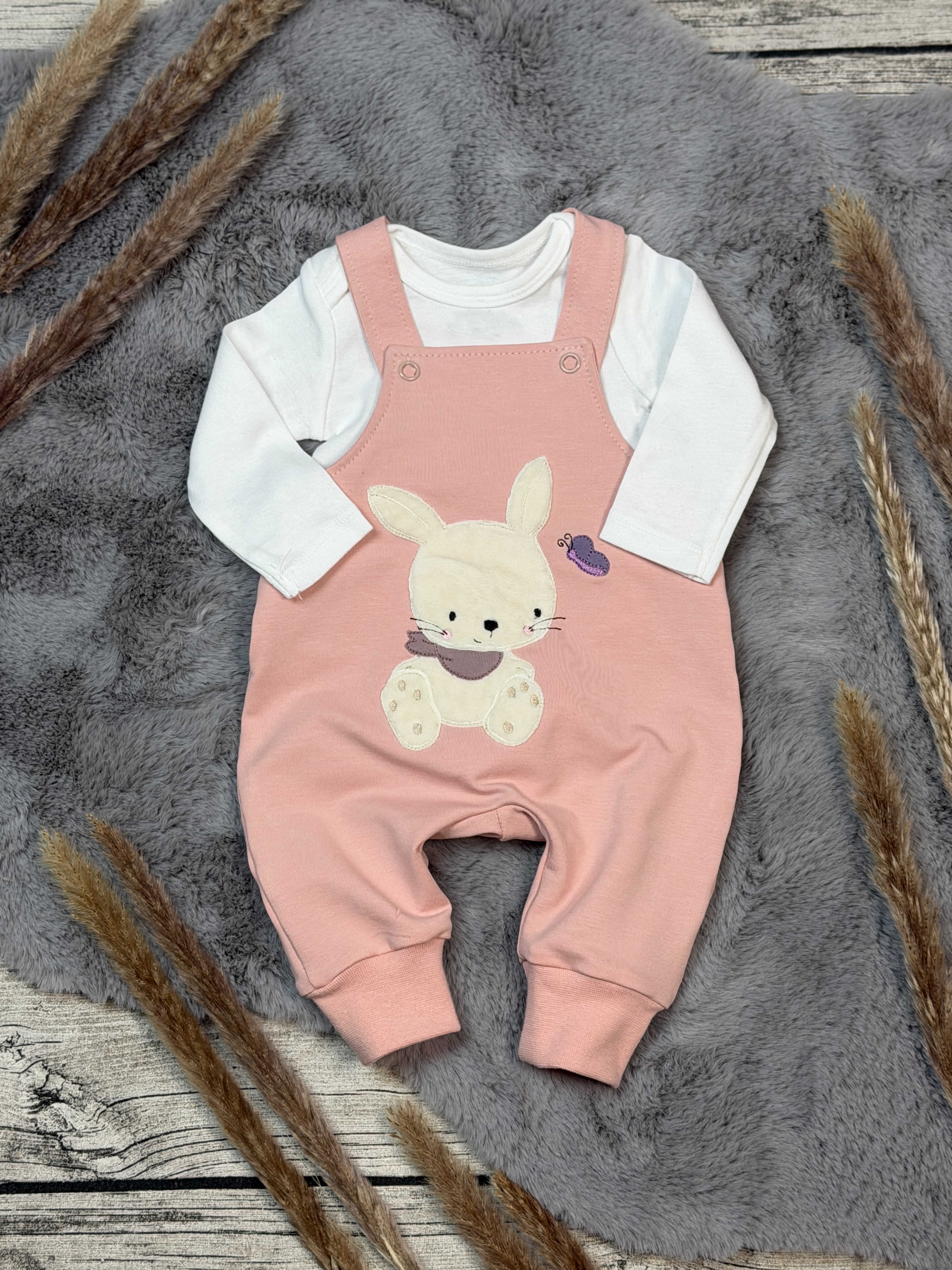 French Terry Latzhose mit Stickmotiv 