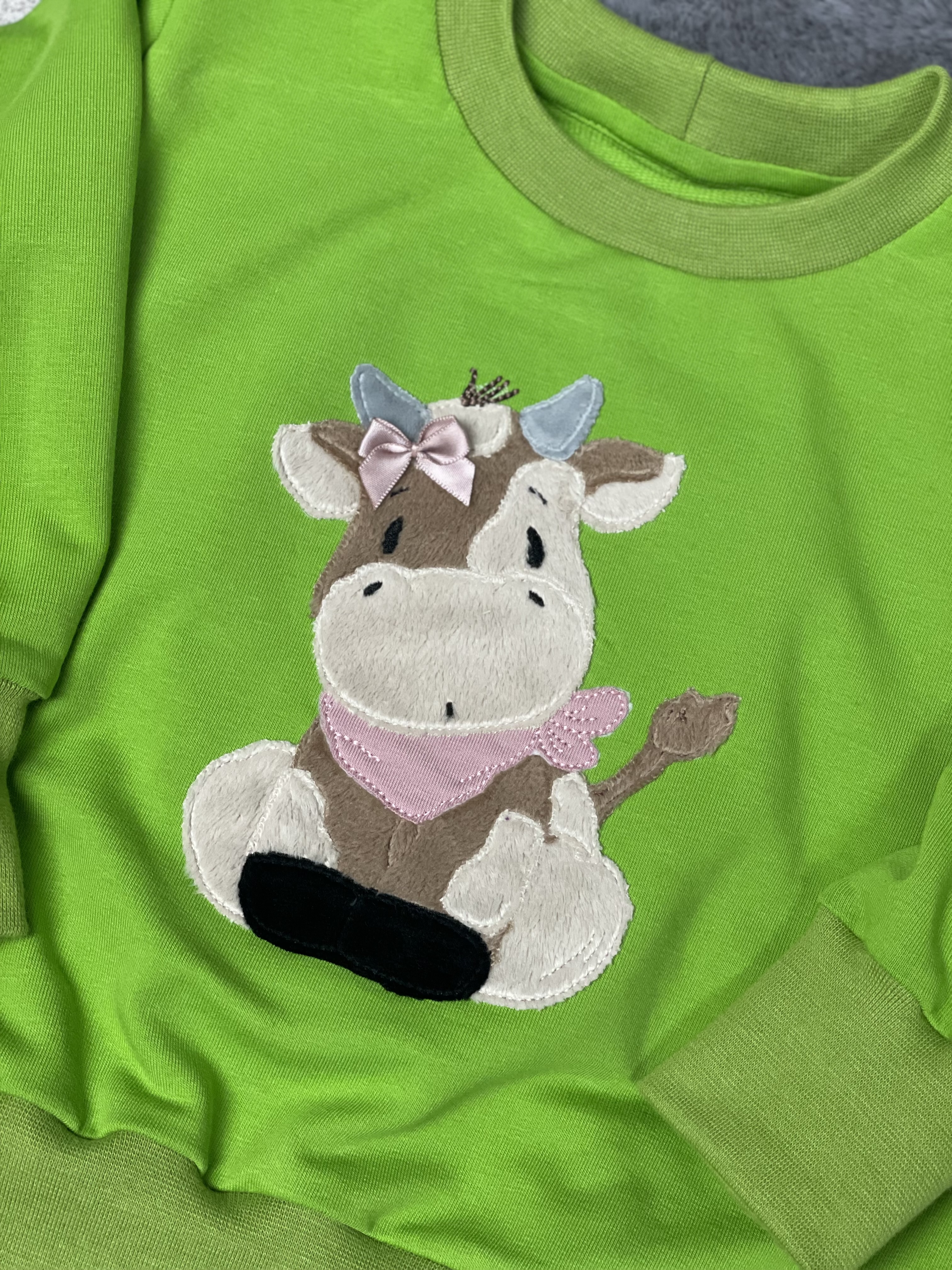 Oversize Sweater mit Kuh Plüsch Stick