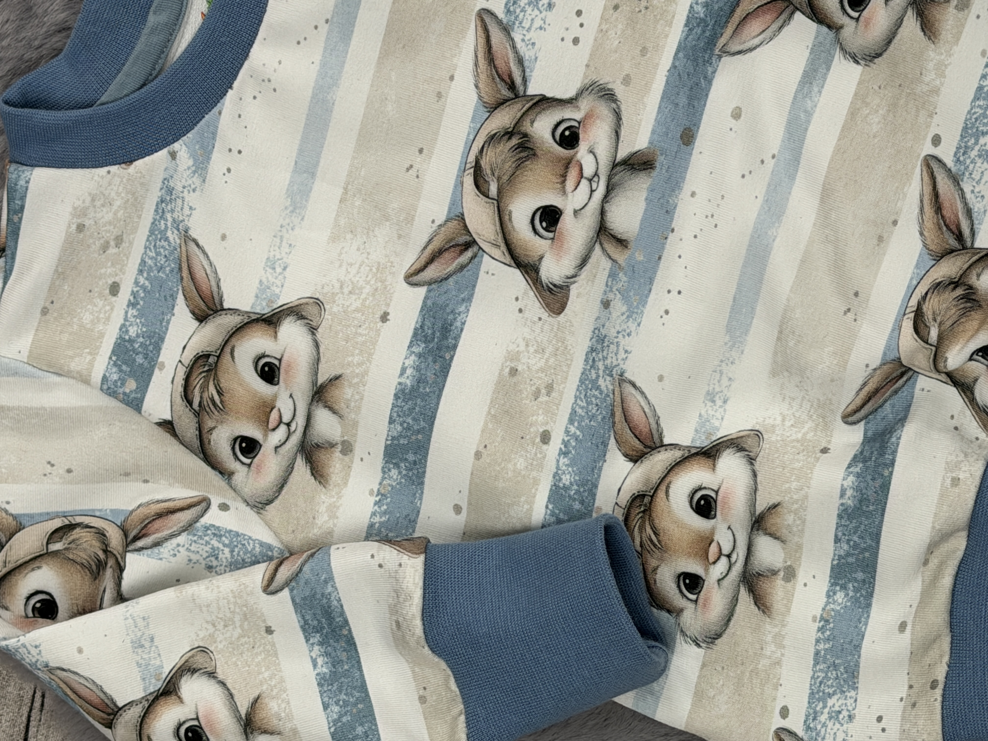 Handmade Oversize Sweater mit Hasen 