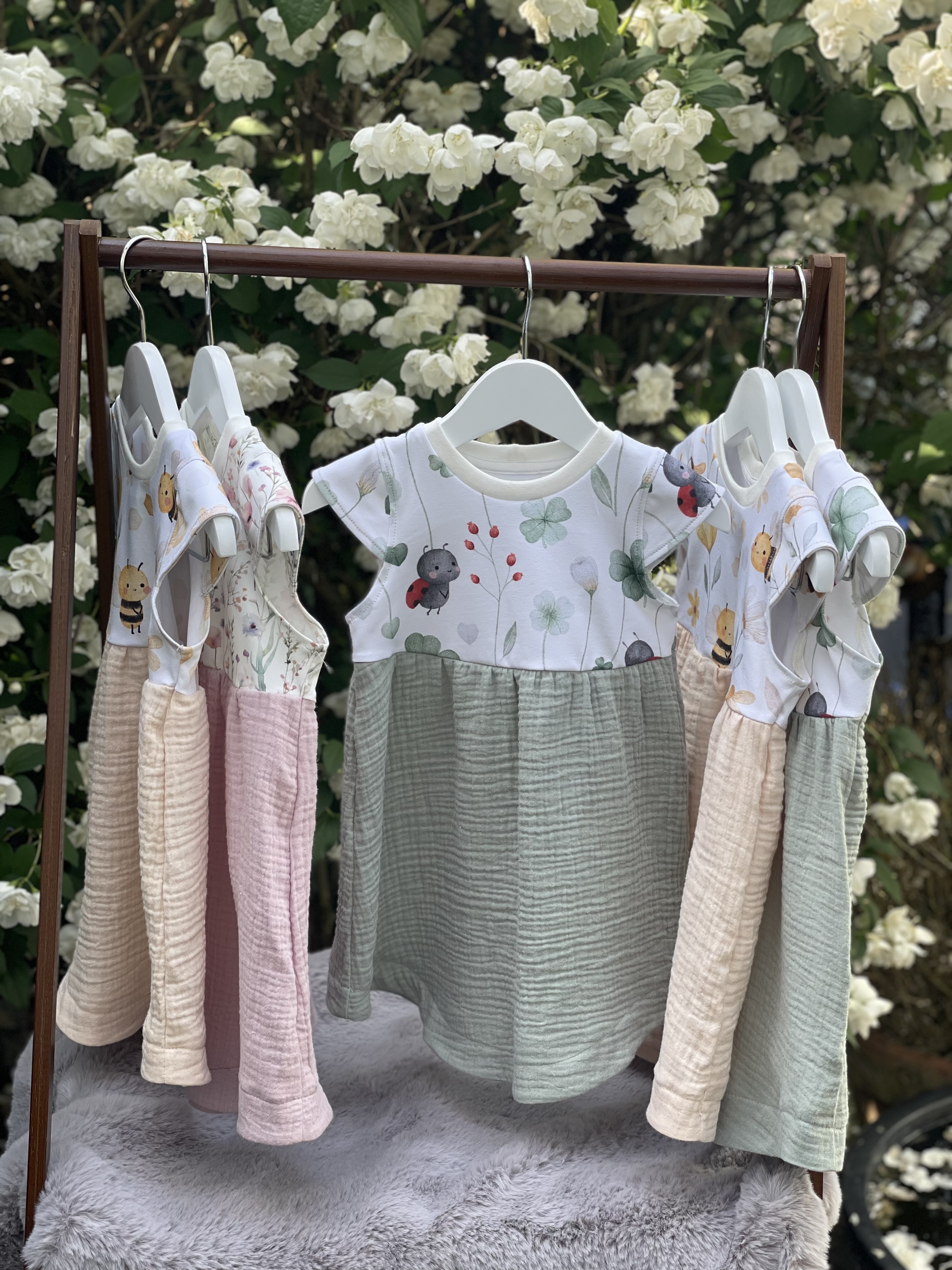 Jersey/Musselin Kleidchen mit Bienchen 