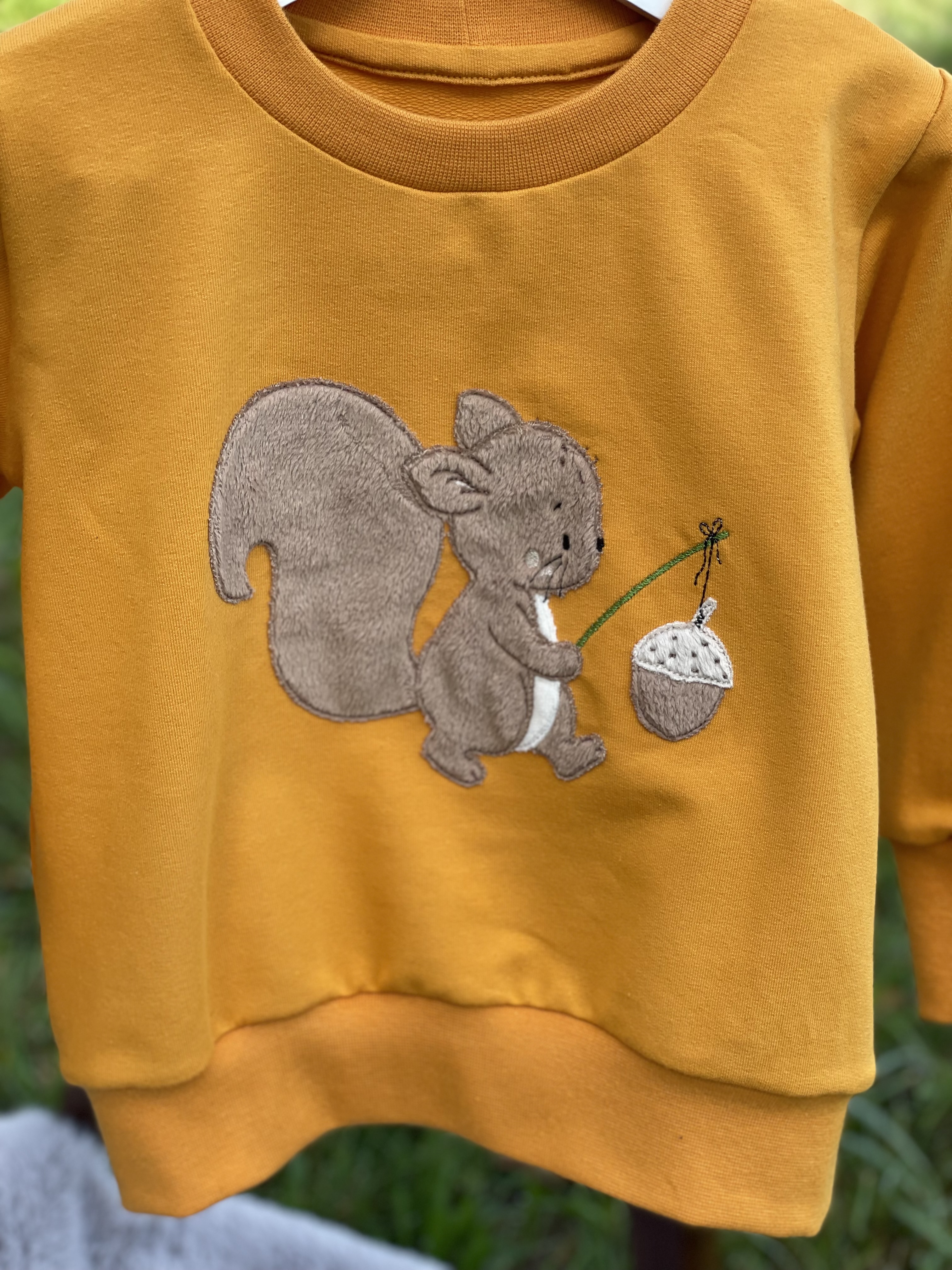 Oversize Sweater mit Eichhörnchen Plüsch Stickmotiv