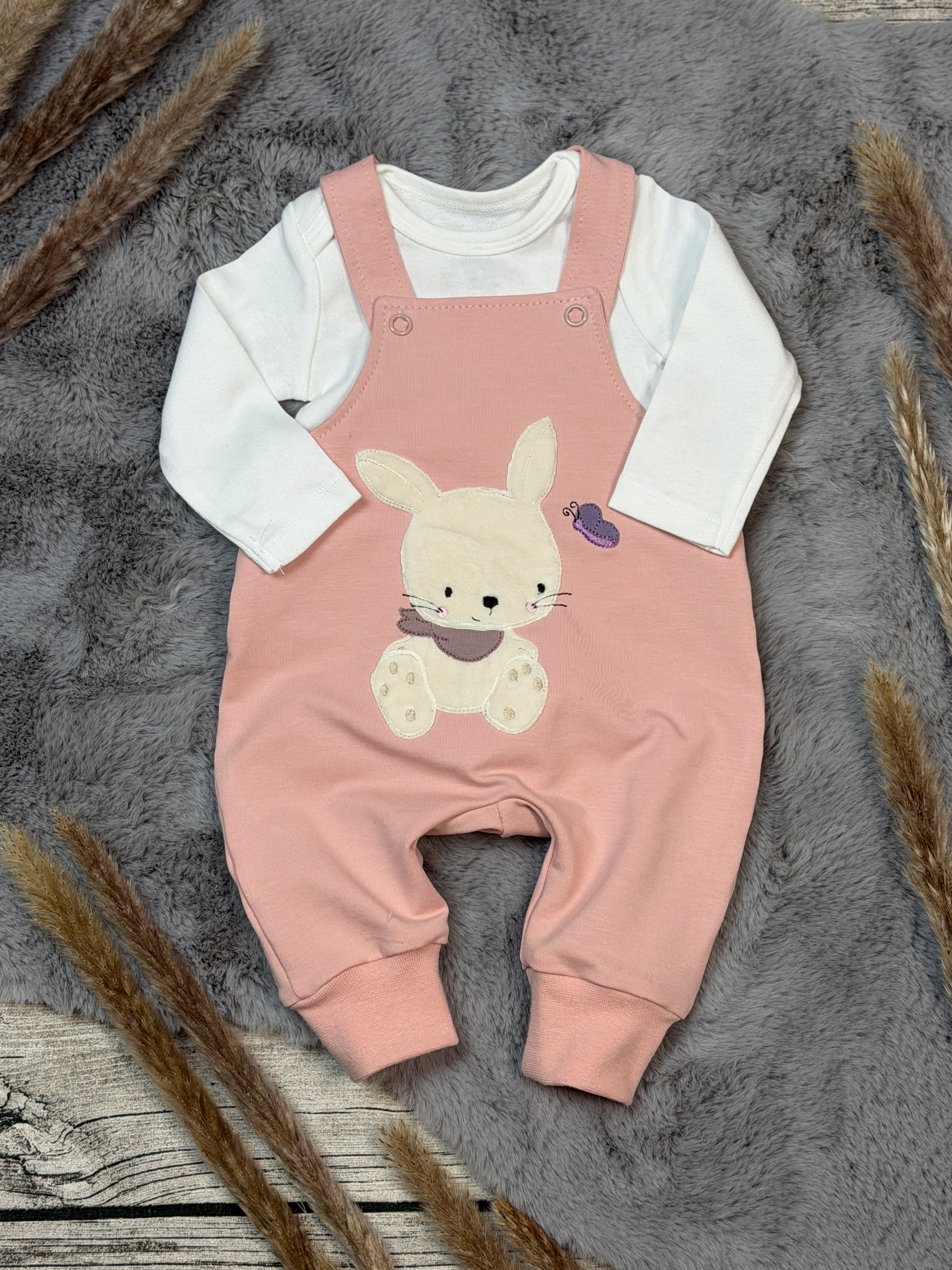 French Terry Latzhose mit Stickmotiv 