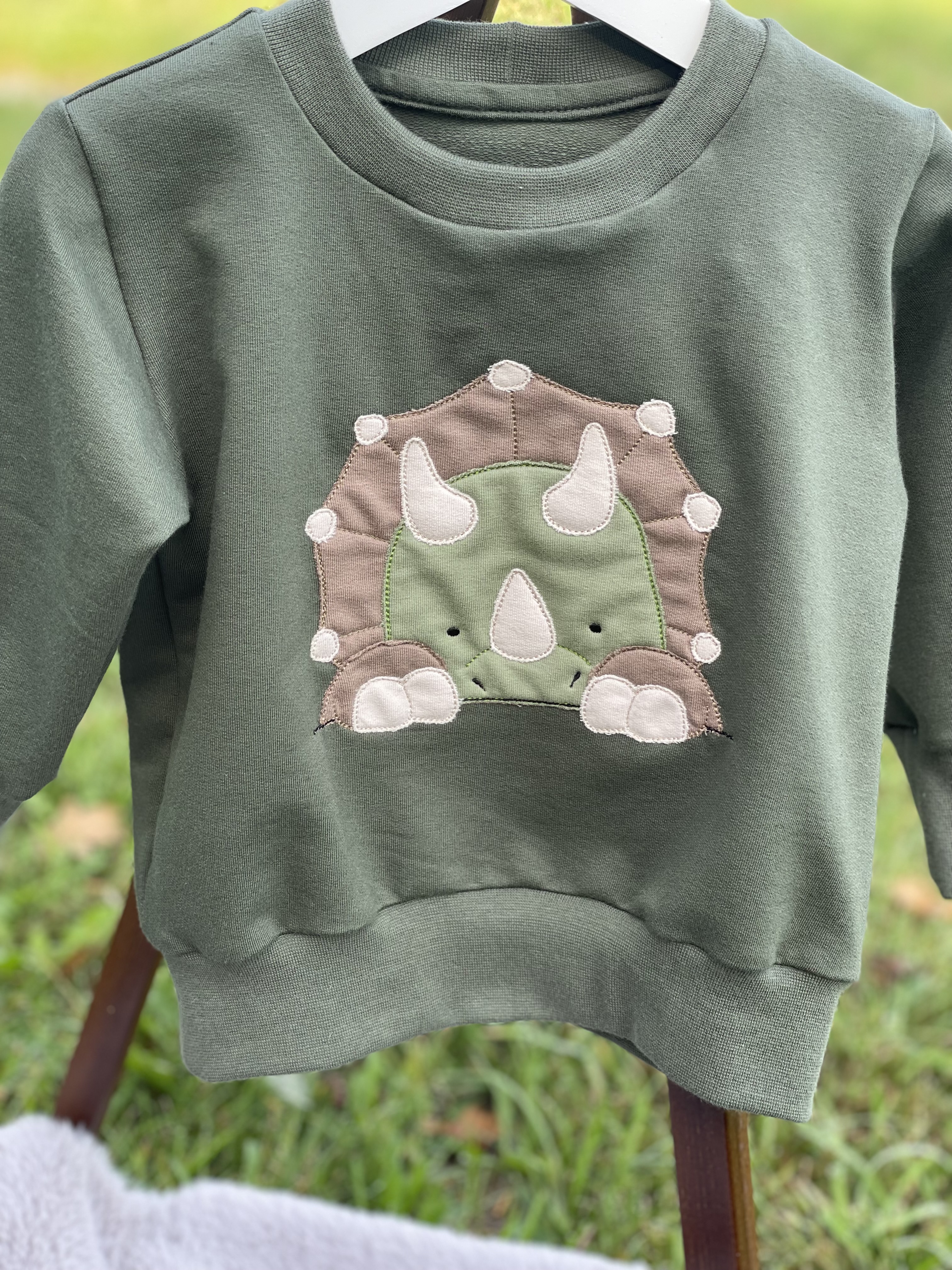 Oversize Sweater mit Dino Plüsch Stickmotiv