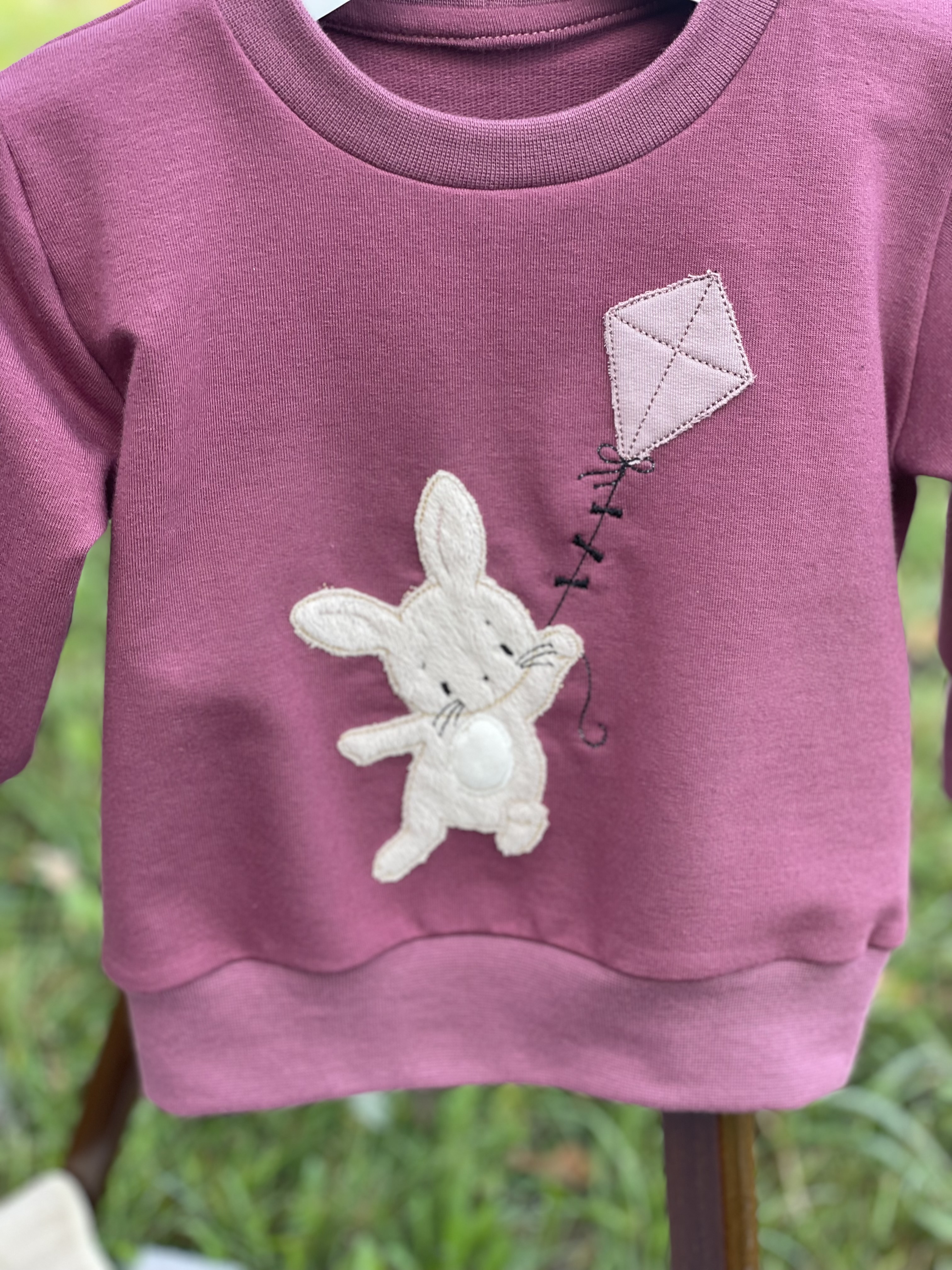 Oversize Sweater mit Hase mit Drachen Plüsch Stick