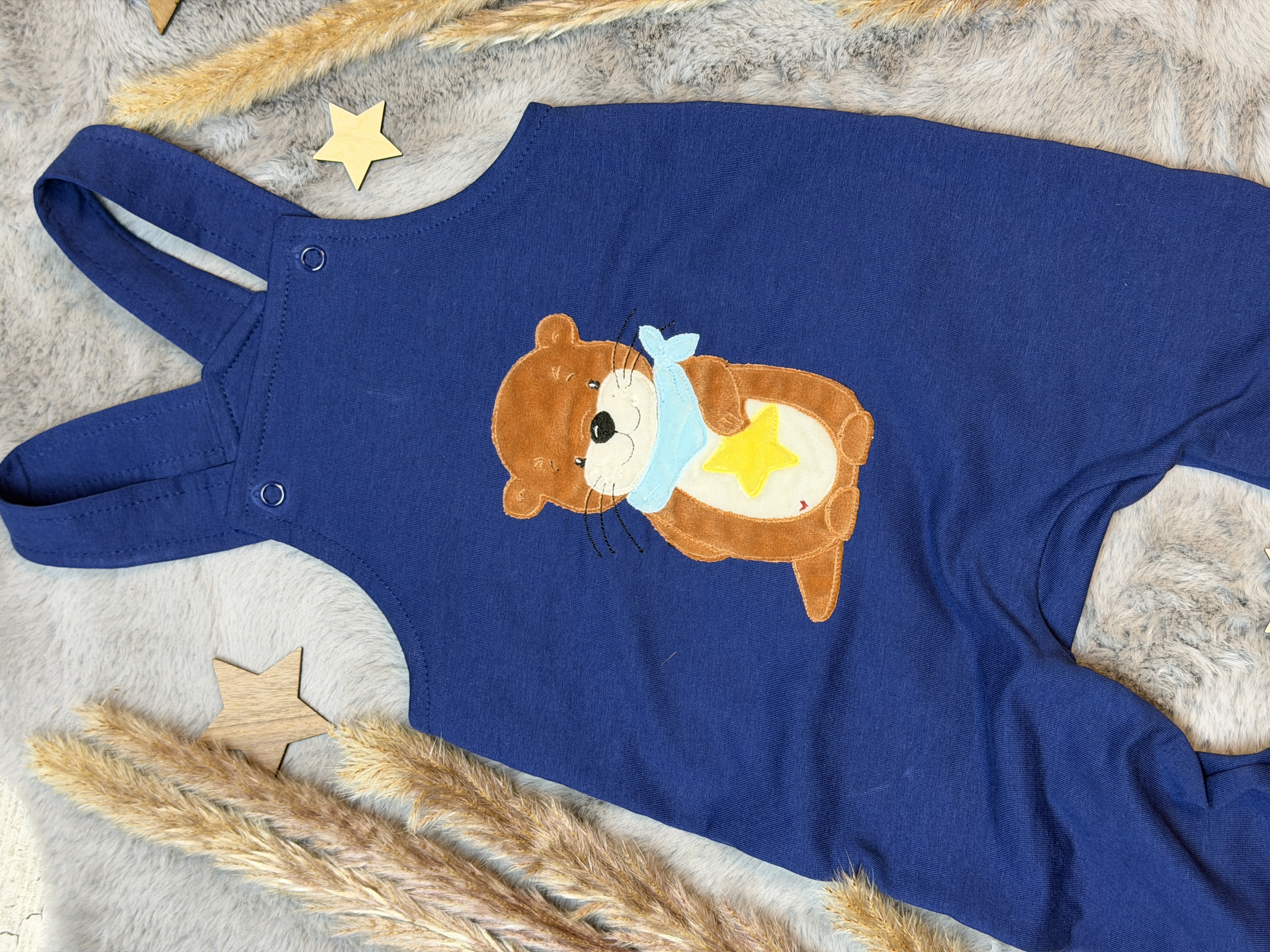 French Terry Latzhose mit Stickmotiv 