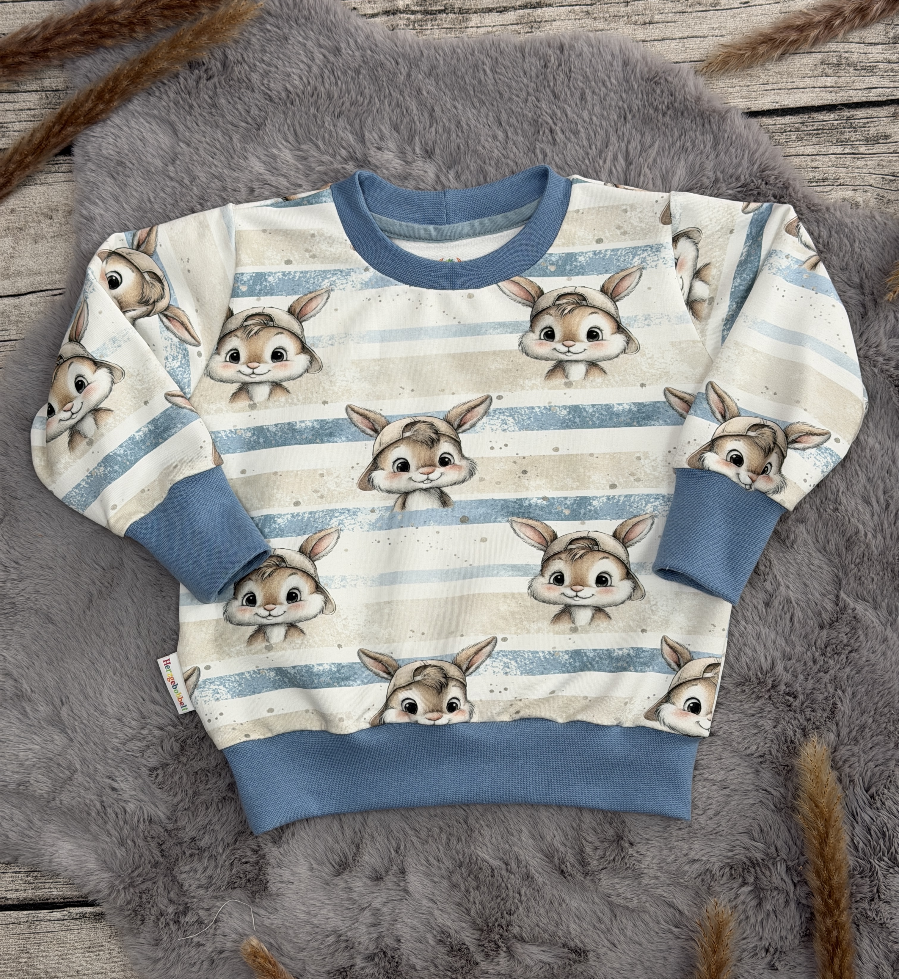 Handmade Oversize Sweater mit Hasen 