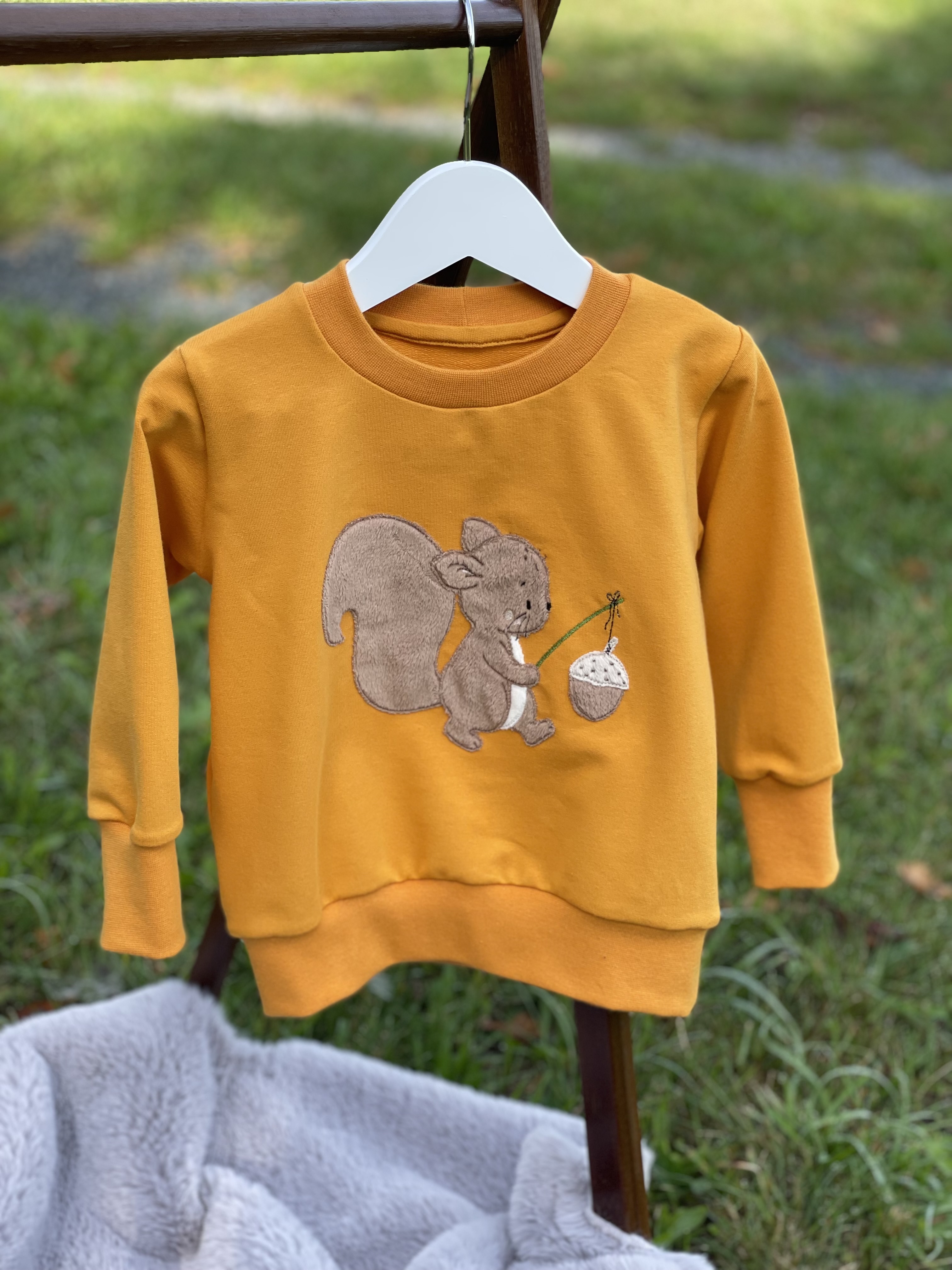 Oversize Sweater mit Eichhörnchen Plüsch Stickmotiv