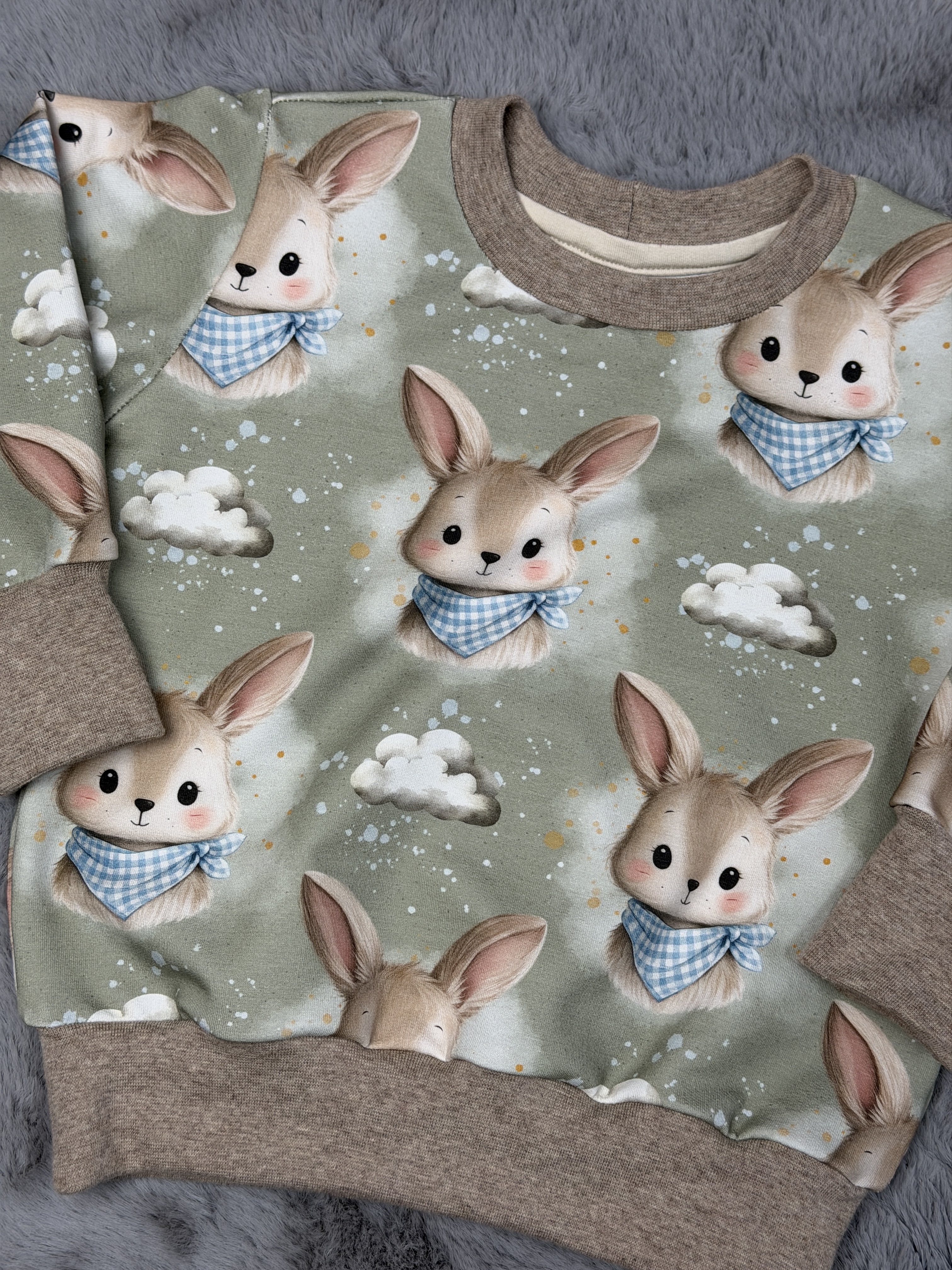 Handmade Oversize Sweater mit Hasen 